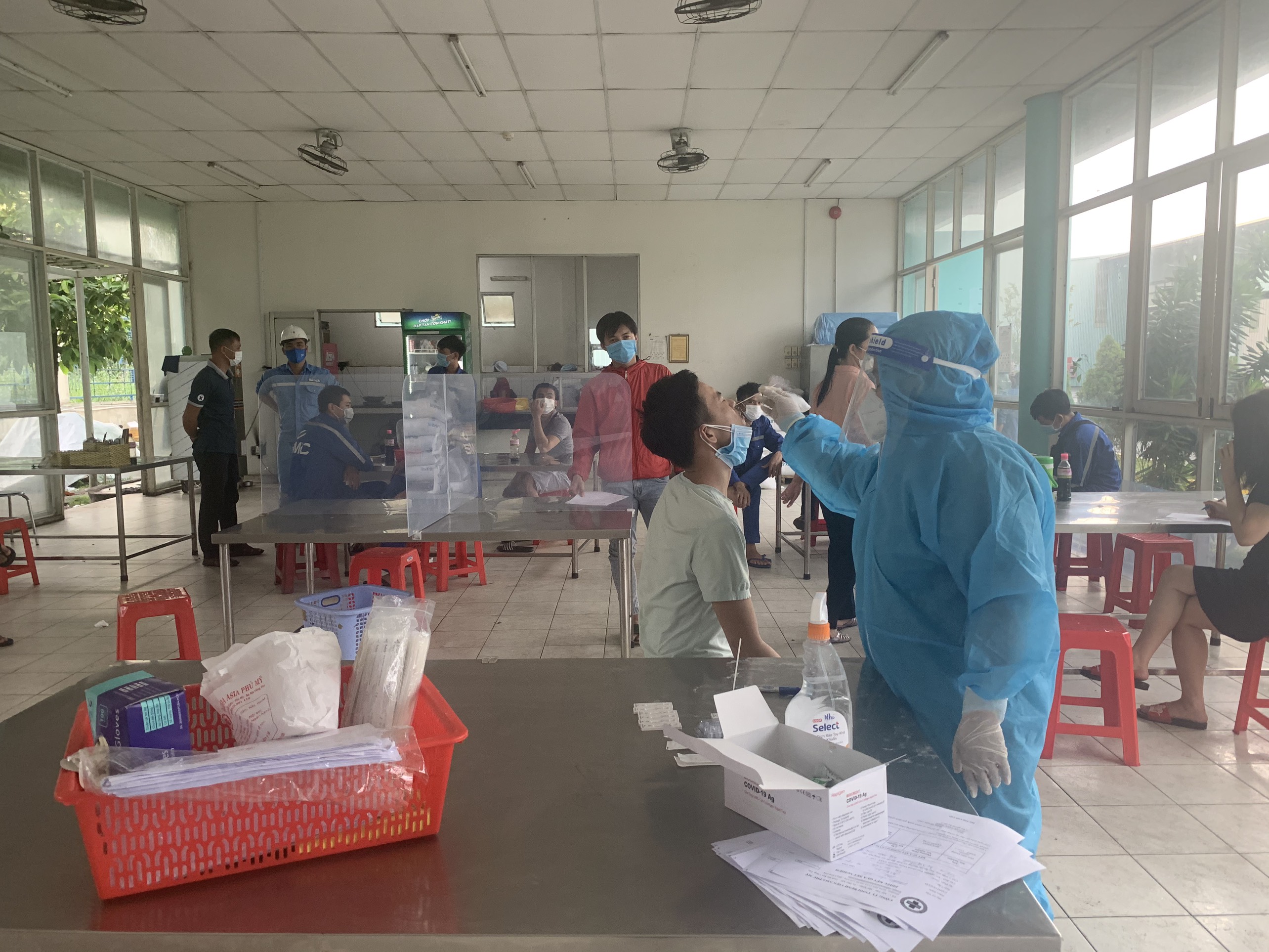 Công ty TNHH Thép SMC test nhanh SARS-CoV-2 cho người lao động