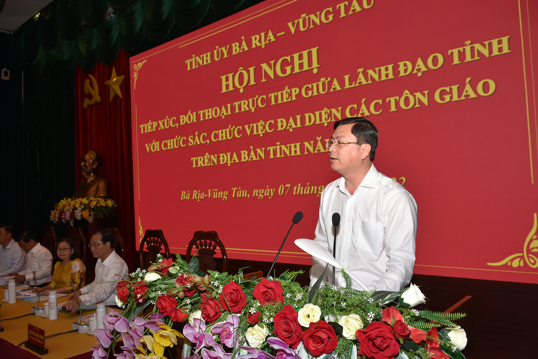 Ông Nguyễn Công Vinh, Phó Chủ tịch UBND tỉnh thông tin về tình hình kinh tế, xã hội, an ninh, quốc phòng và công tác tôn giáo 7 tháng đầu năm 2022.
