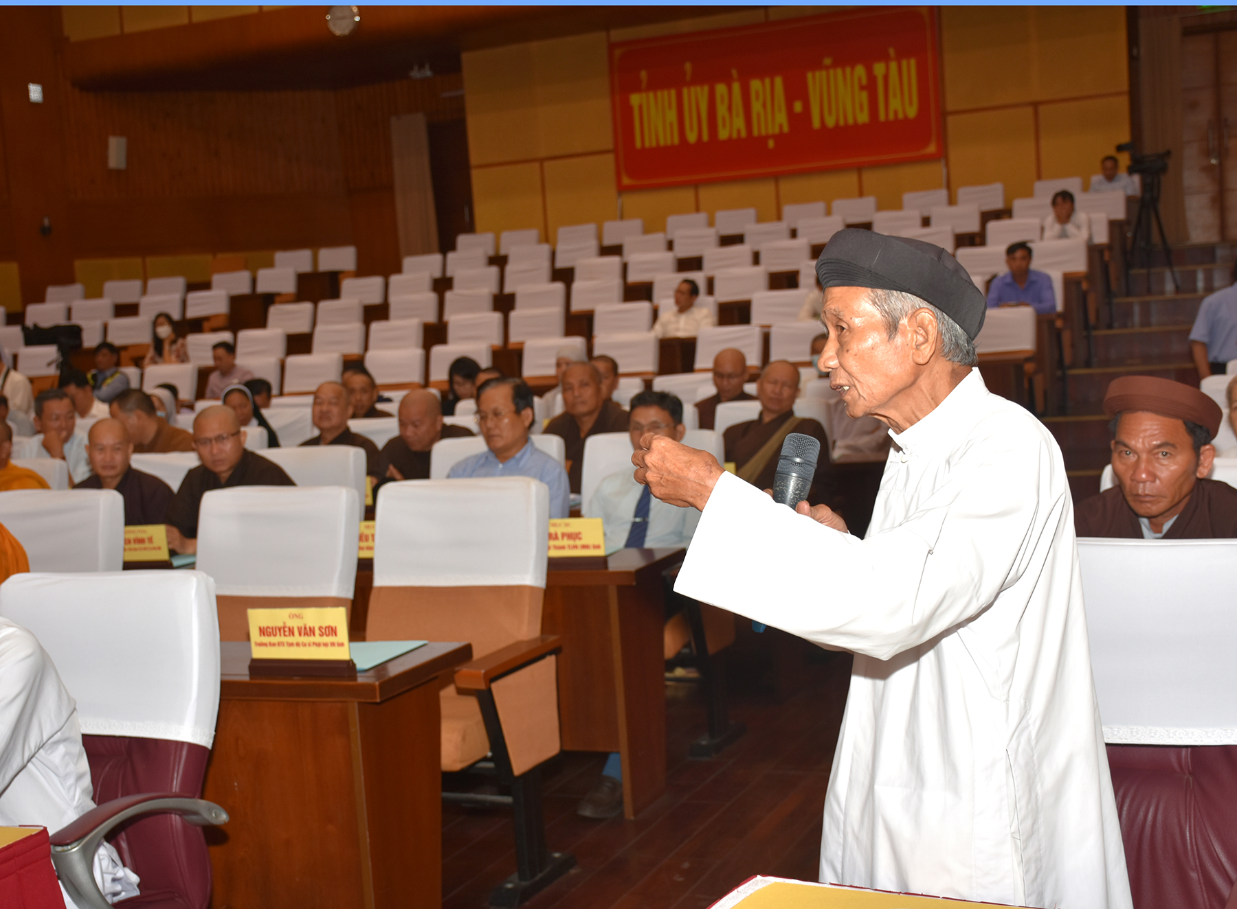 Tu sĩ Nguyễn Đình Tường, Trưởng Ban Đại diện Hội thánh Cao Đài tỉnh phát biểu tại hội nghị.