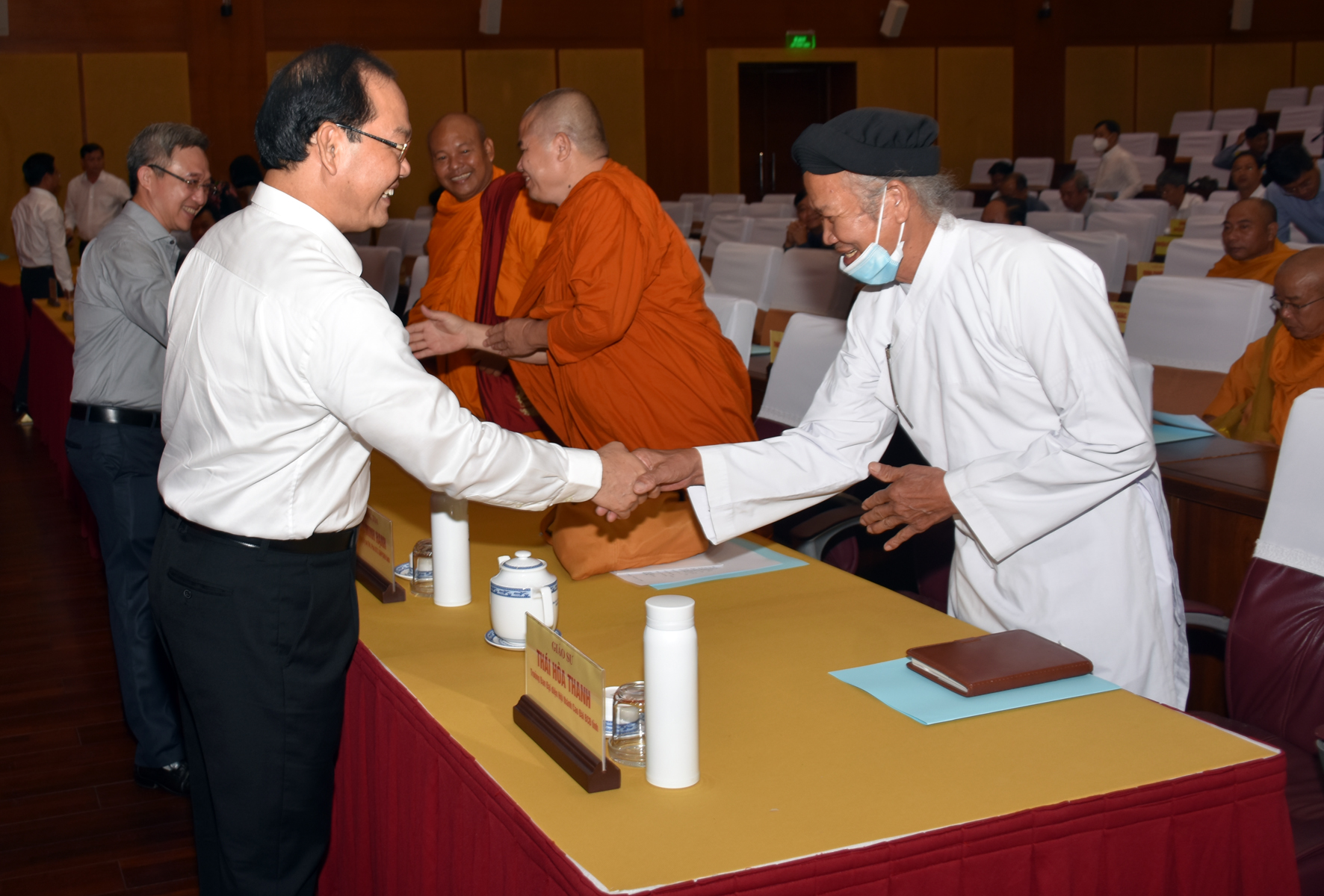 Ông Mai Ngọc Thuận, Phó Chủ tịch HĐND tỉnh chào mừng các chức sắc tôn giáo về dự hội nghị.