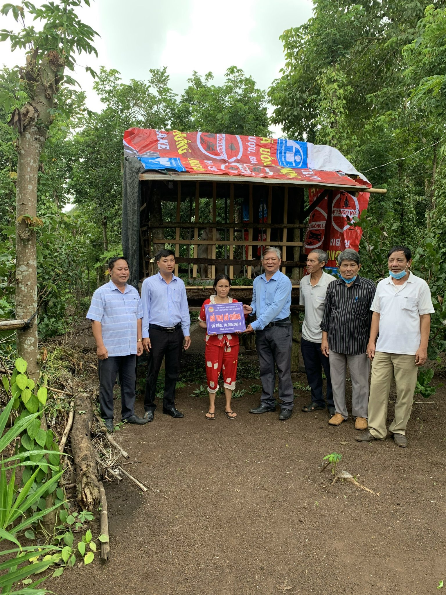 Ông Thân Xuân Động, Phó Chủ tịch Hội Nông dân huyện Châu Đức trao số tiền 10 triệu đồng – hỗ trợ mua dê sinh sản cho hộ bà Nguyễn Kim phúc, ở thôn Tân Hiệp xã Bàu Chinh.