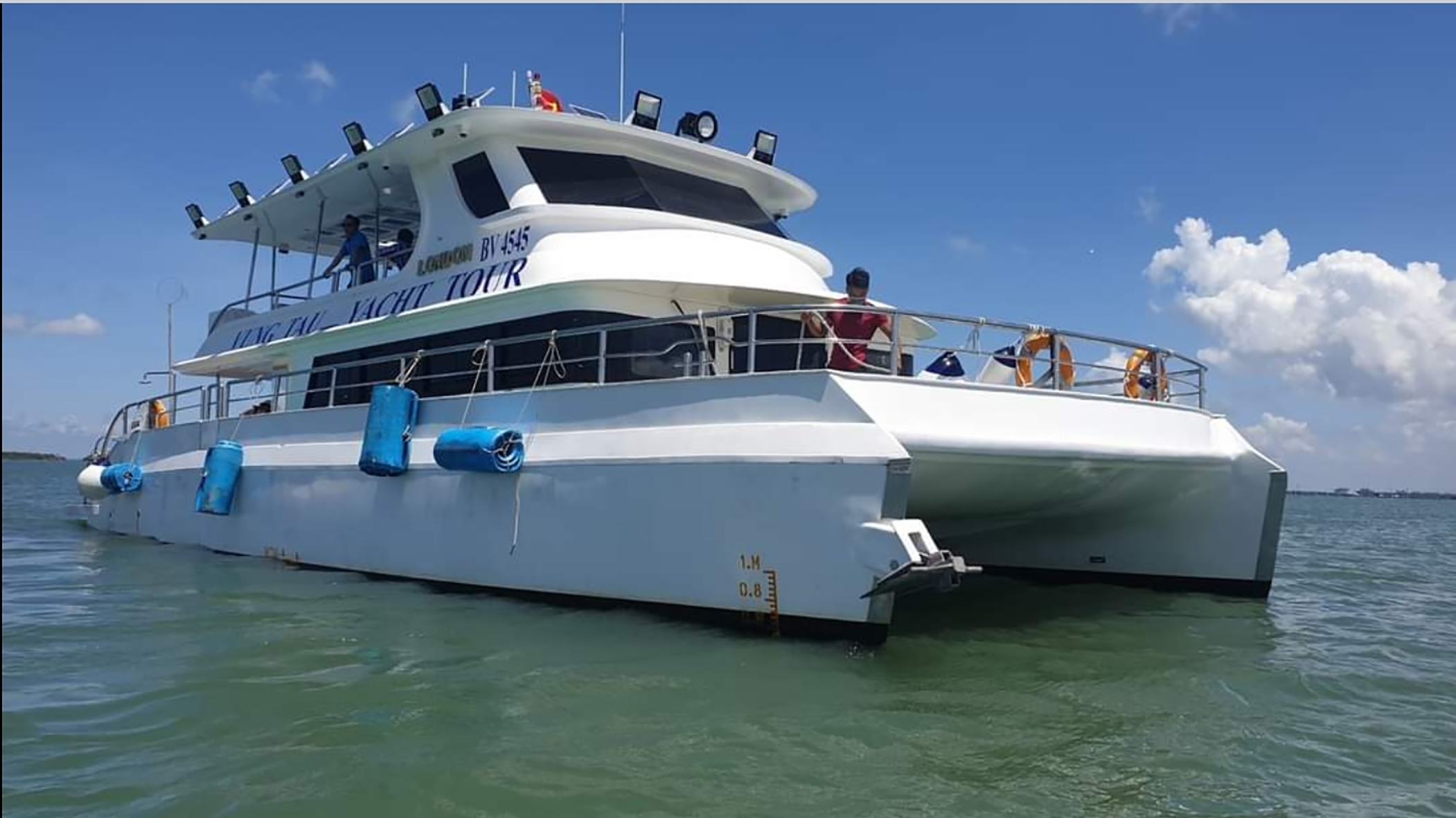 Du thuyền Vung Tau Yacht Tour sẽ chở khách tham gia tour ra biển đón Ông.