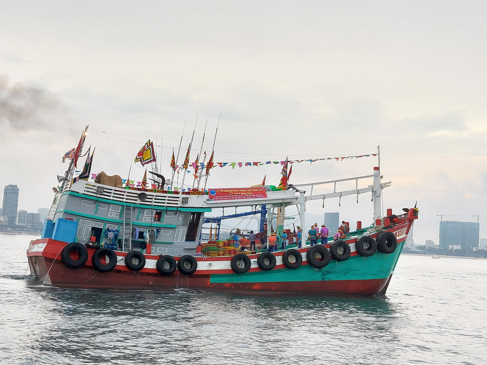 Một tàu chở đội nghi lễ ra biển thực hành nghi thức Nghinh Ông. Ảnh chụp trong Lễ hội Nghinh Ông năm 2020.