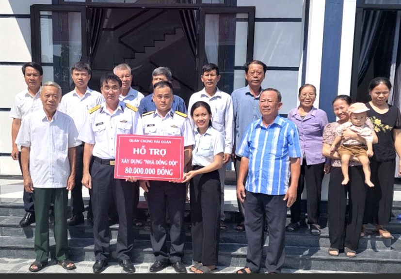 Lãnh đạo Trung đoàn radar 251 - Vùng 2 Hải quân bàn giao “Nhà đồng đội” cho gia đình Thượng úy Phạm Văn Thân.
