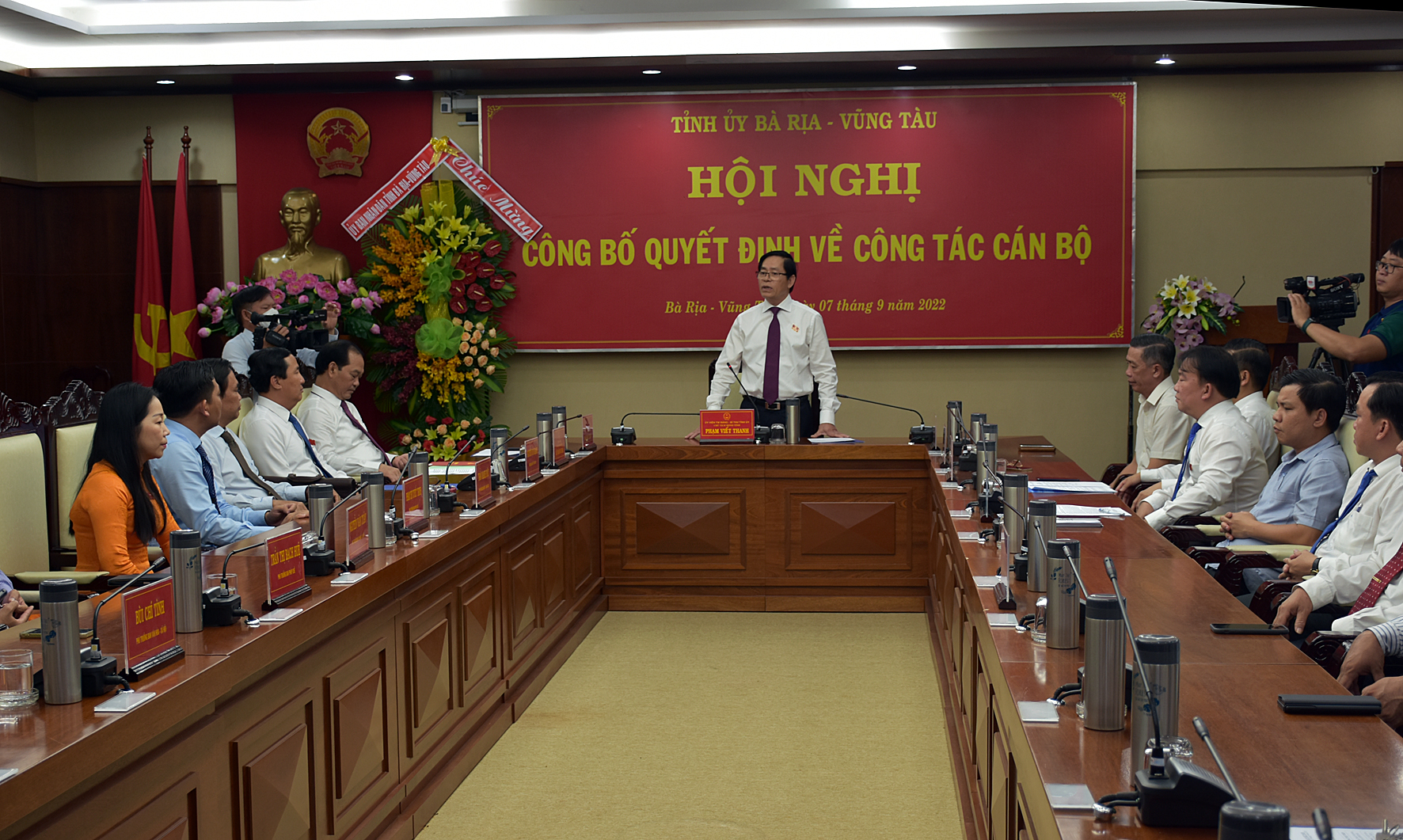 Ông Phạm Viết Thanh, Ủy viên Trung ương Đảng, Bí thư Tỉnh ủy, Chủ tịch HĐND tỉnh giao nhiệm vụ cho ông Lê Hoàng Hải.