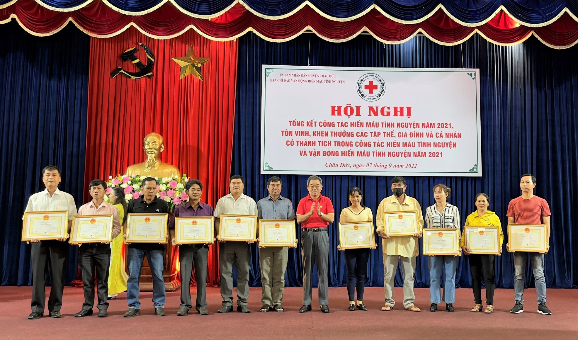 Ông Lê Văn Hậu, Chủ tịch Hội Chữ thập đỏ tỉnh khen thưởng các tập thể, cá nhân có thành tích xuất sắc trong công tác hiến máu tình nguyện.