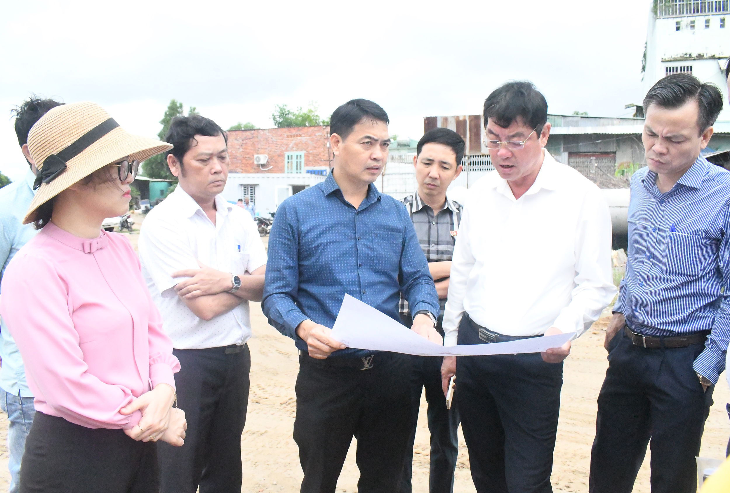 Đoàn khảo sát Thường trực Thành ủy Vũng Tàu do ông  Trần Đình Khoa, Bí thư Thành ủy Vũng Tàu làm Trưởng đoàn đã khảo sát tiến độ xây dựng Trường TH phường 11  (TP. Vũng Tàu).