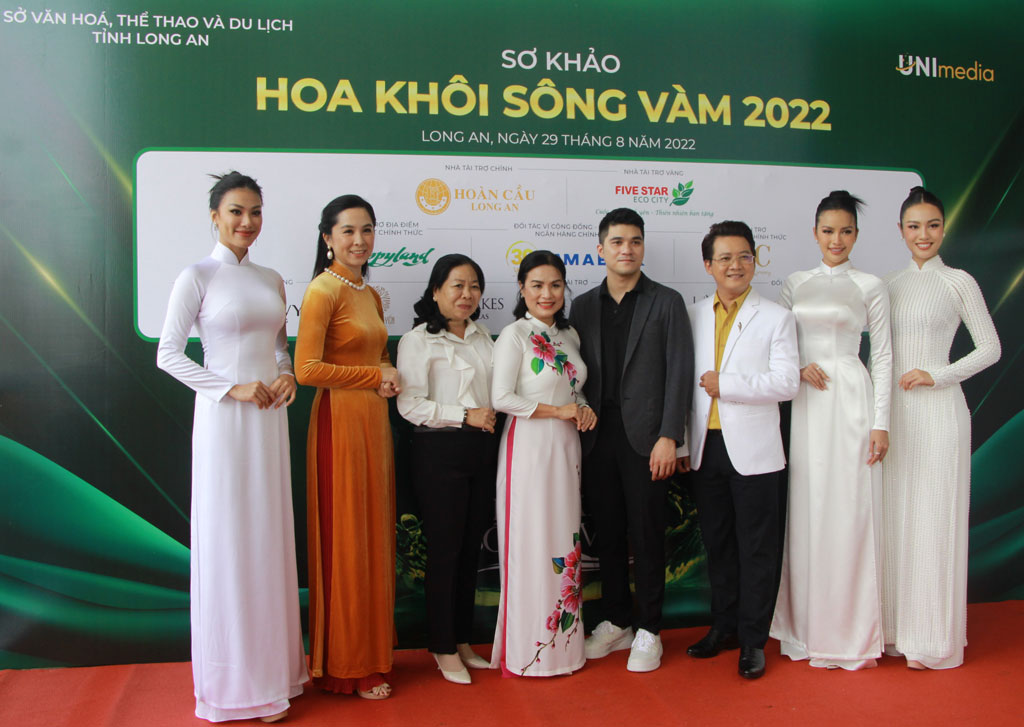 Cuộc thi Hoa khôi sông Vàm dự kiến sẽ có nhiều hoạt động quảng bá cho các điểm di tích lịch sử, du lịch Long An. Trong ảnh: Ban giám khảo và ban tổ chức cuộc thi.