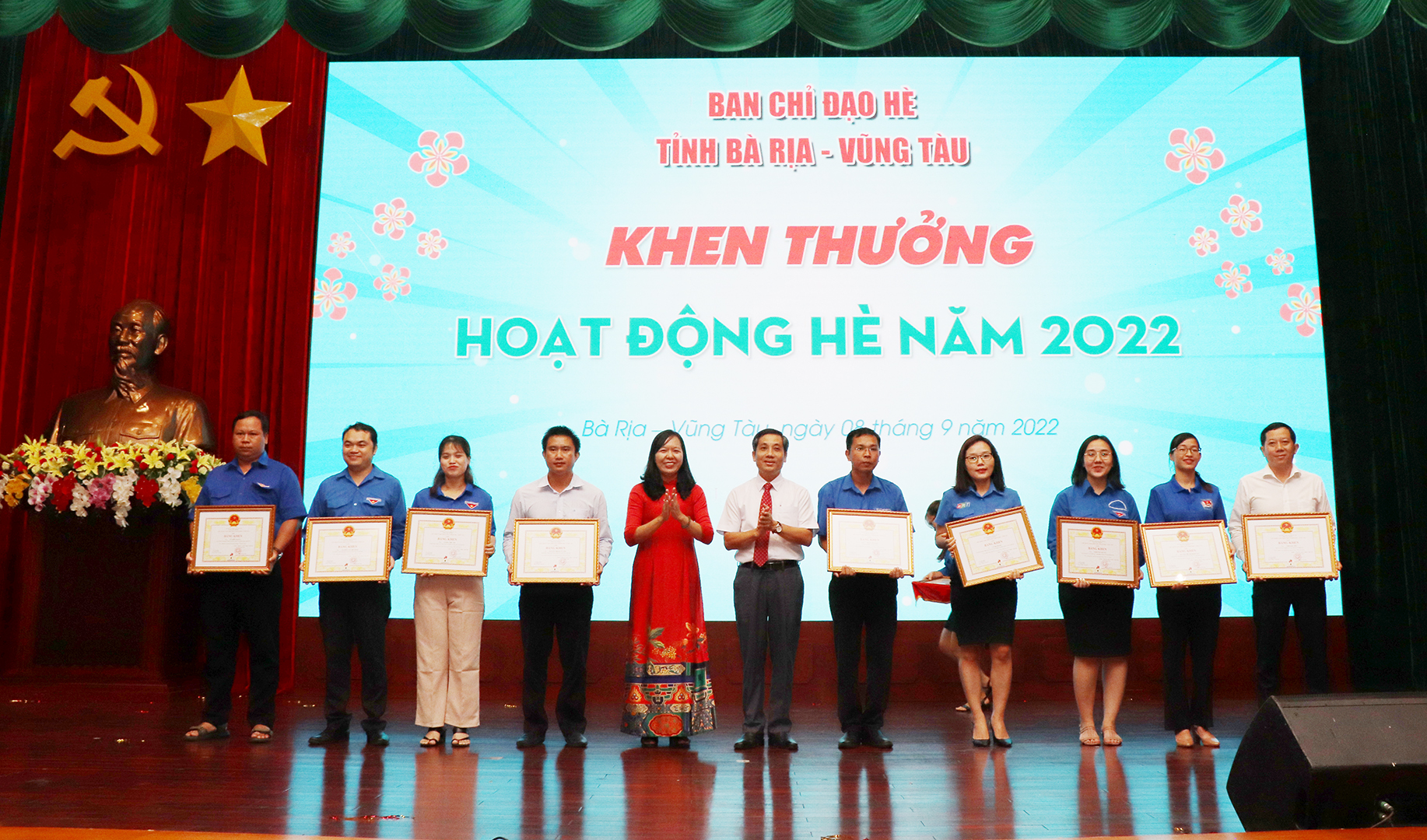 Ông Nguyễn Kế Toại, Phó Chủ tịch Ủy ban MTTQ Việt Nam tỉnh; Bà Nguyễn Thị Ánh Hồng, Phó Giám đốc Sở VH-TT trao Bằng khen của UBND tỉnh đến các cá nhân có thành tích xuất sắc trong hoạt động hè năm 2022.