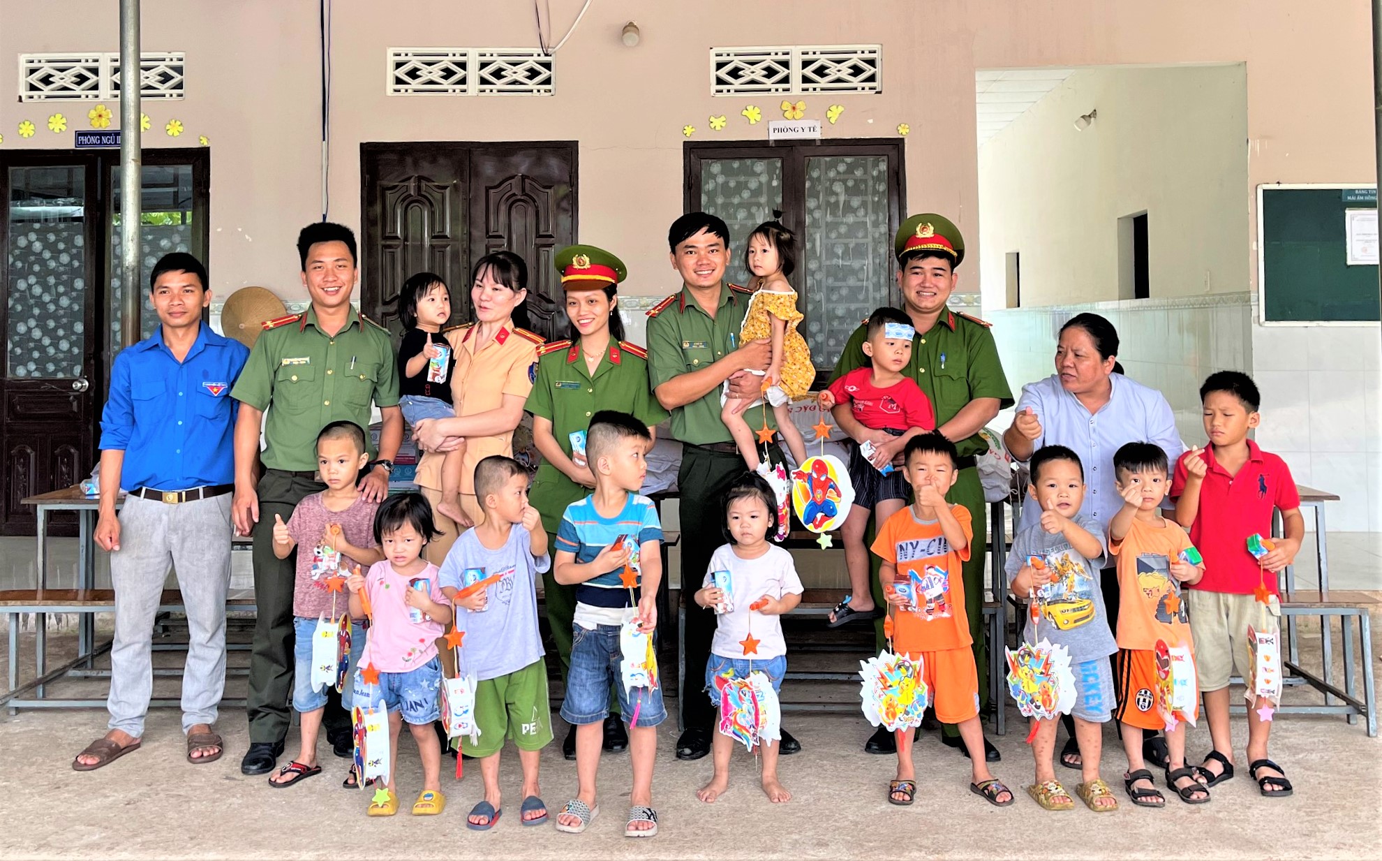 Các em mồ côi tại Cơ sở bảo trợ trẻ em Hồng Ân (xã Đá Bạc, huyện Châu Đức) phấn khởi nhận quà Trung thu.