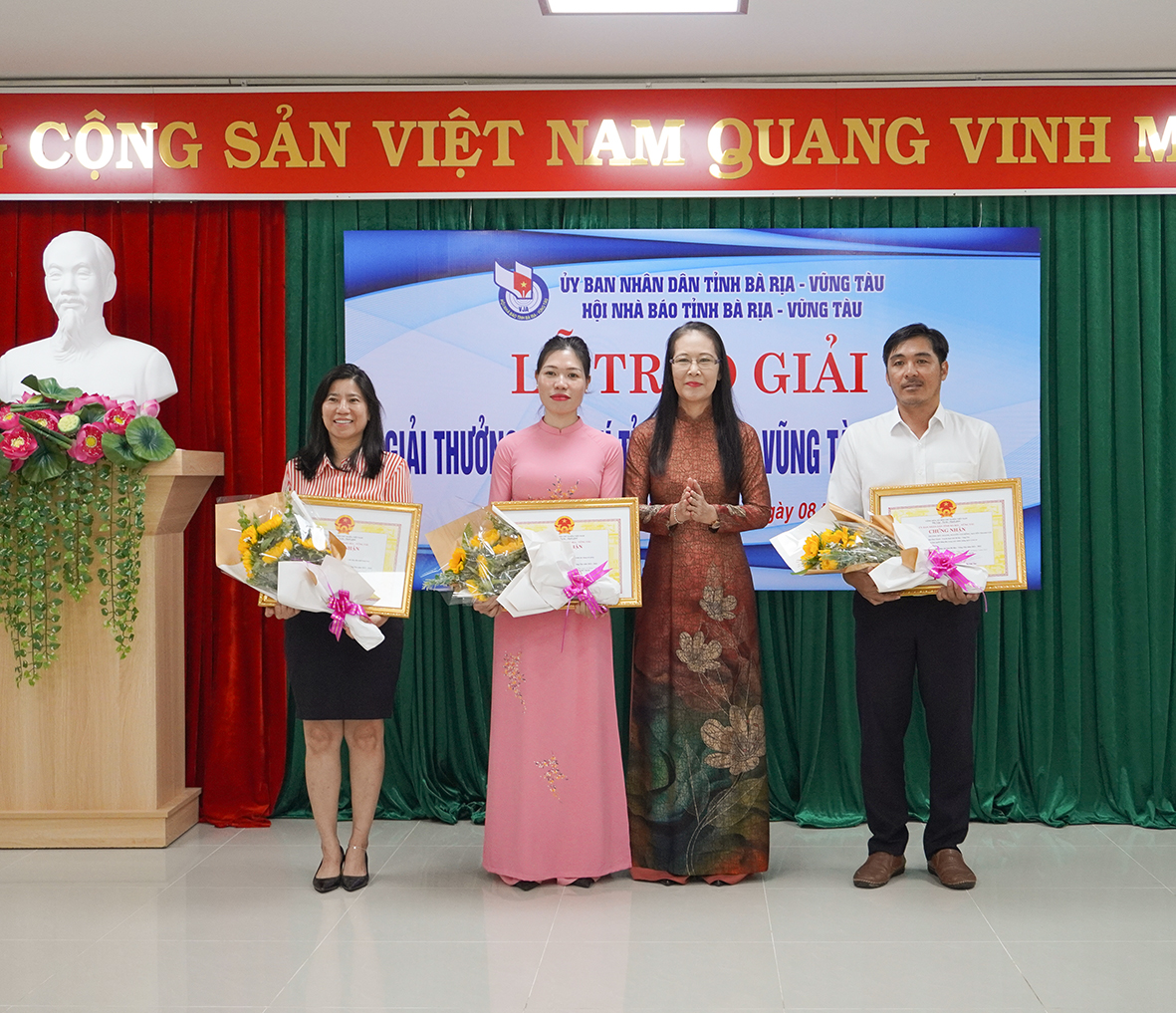 Bà Trần Ngọc Thân, Giám đốc Đài PT-TH tỉnh trao giải B cho các nhóm tác giả.