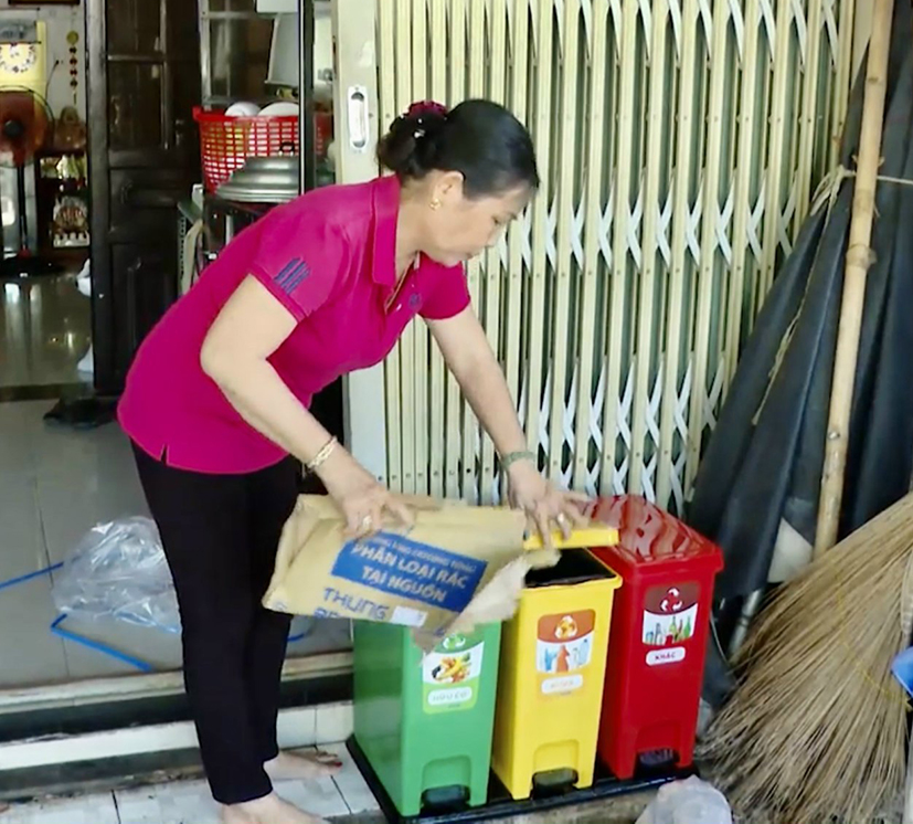 Người dân thôn 1, xã Long Sơn, TP. Vũng Tàu thực hiện việc phân loại rác tại nguồn.