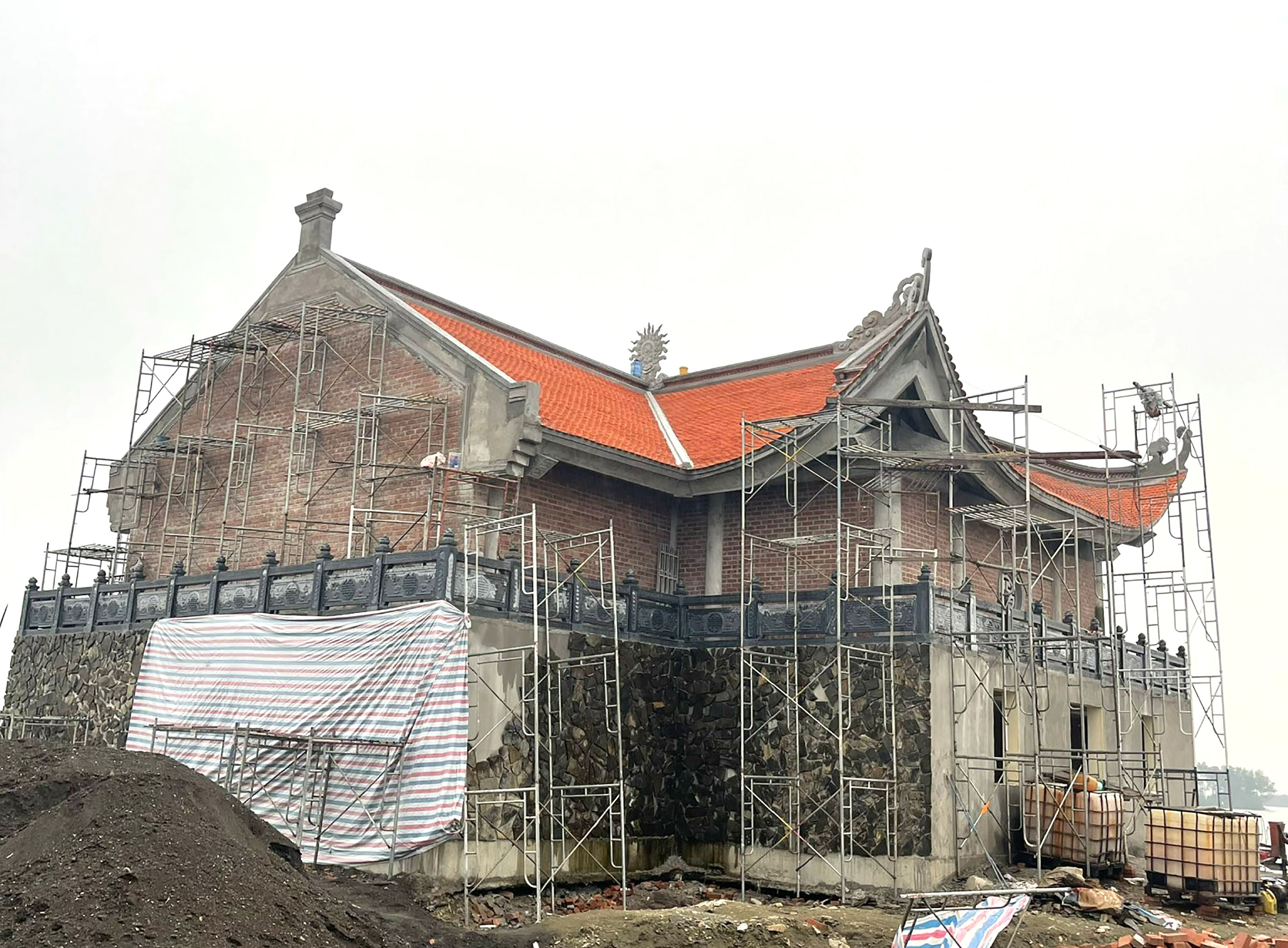 Công trình vi phạm có diện tích hơn 300m2, mang hình dạng miếu thờ, tôn giáo.