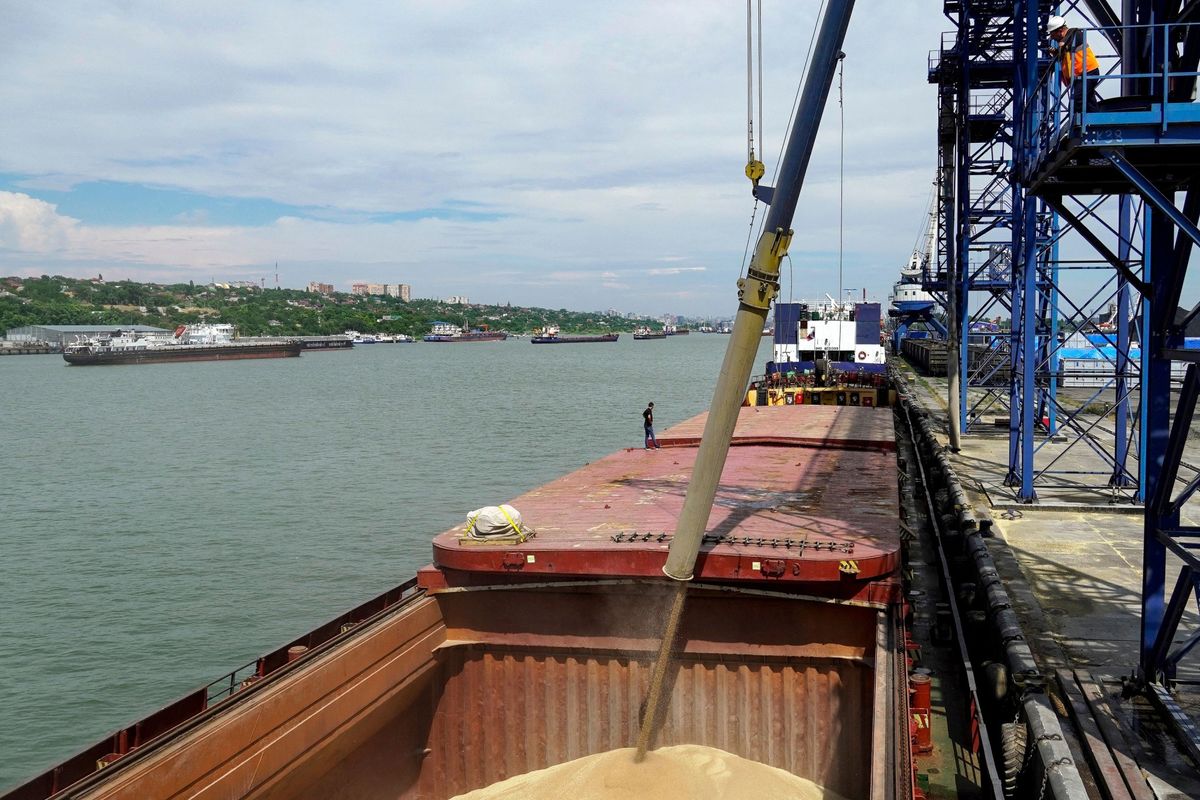Ngũ cốc được chuyển lên tàu hàng tại cảng Rostov-on-Don, Nga.
