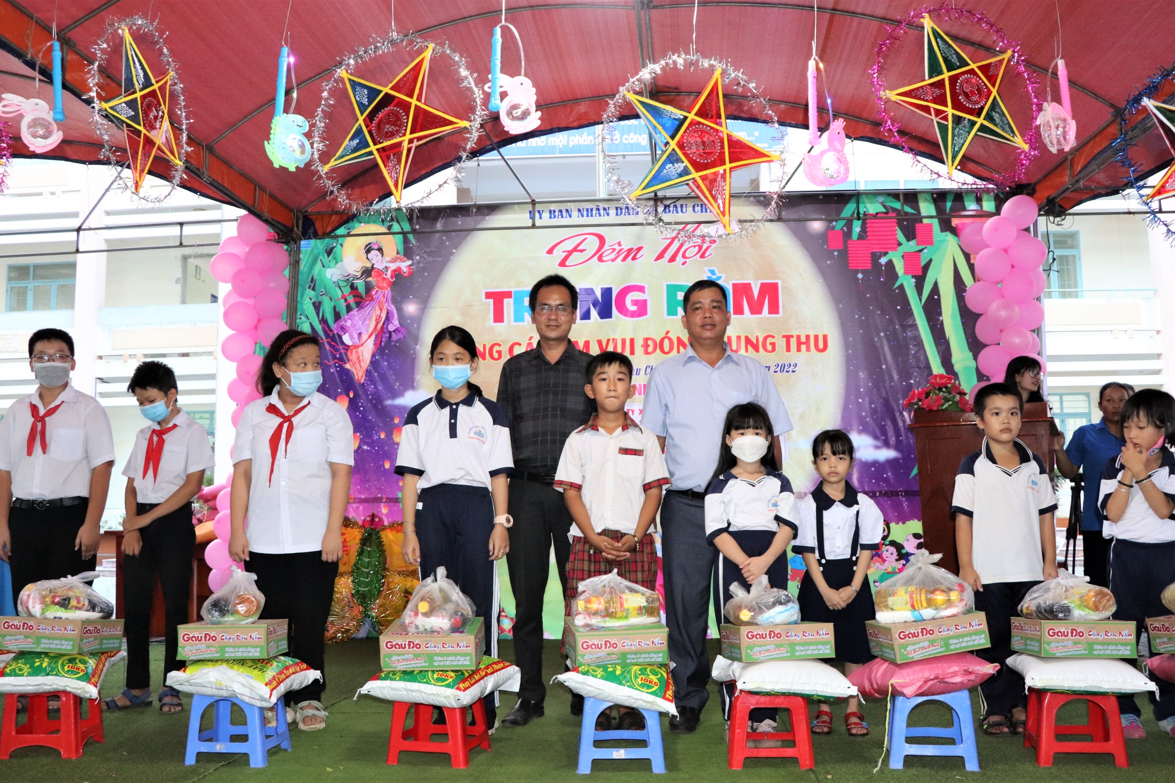 Ông Nguyễn Thất Tam Kha, Chủ tịch UBND xã Bàu Chinh trao quà cho HS có hoàn cảnh khó khăn trên địa bàn xã.