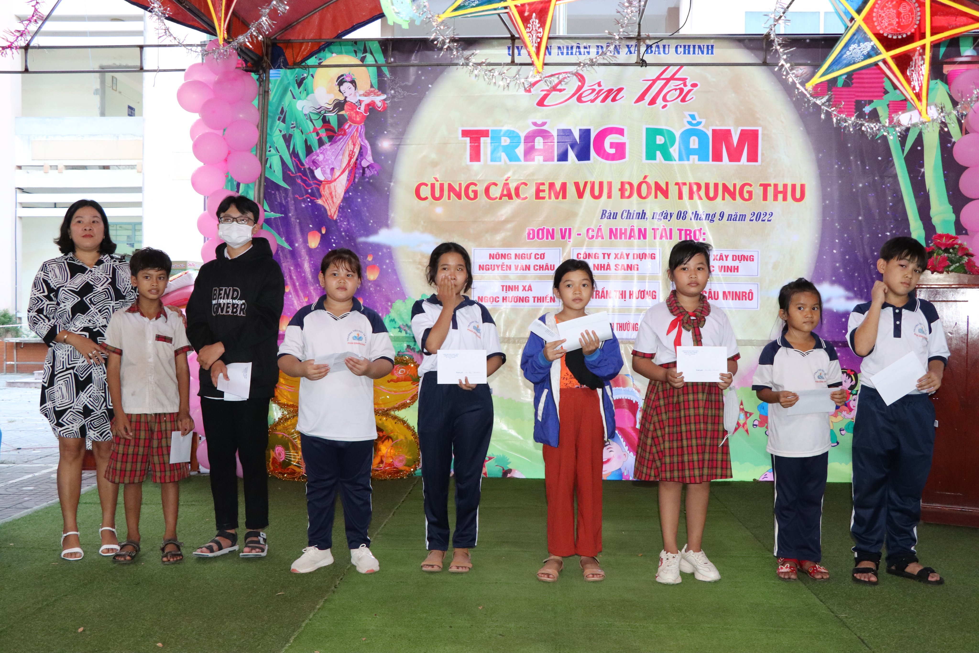 Bà Trần Thị Hương (mạnh thường quân ở TT. Ngãi Giao), trao học bổng cho HS nghèo vượt khó.