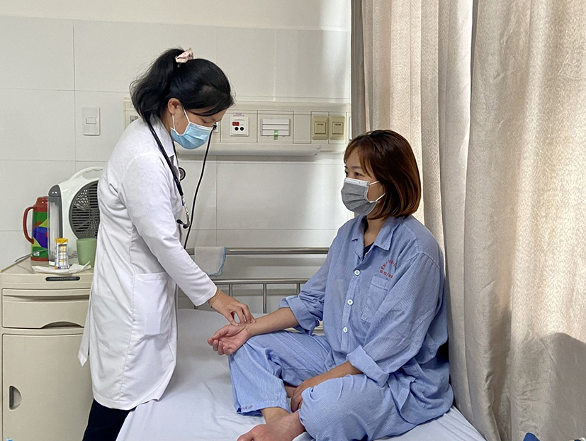 Bác sĩ Bệnh viện Vũng Tàu kiểm ra sức khỏe cho chị N.T.T.H., trước khi xuất viện.