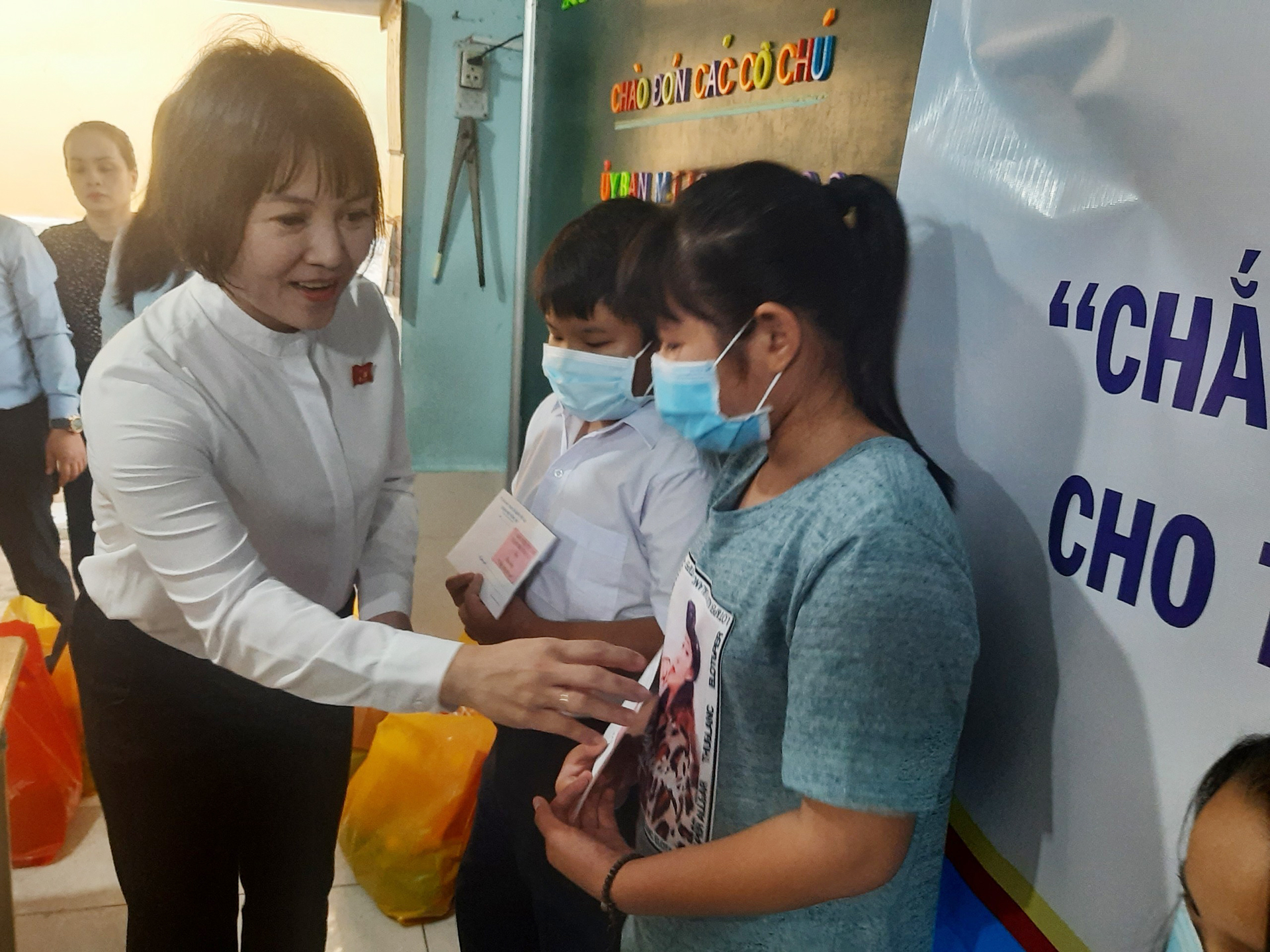 Chủ tịch Ủy ban MTTQ Việt Nam TP.Vũng Tàu trao học bổng 