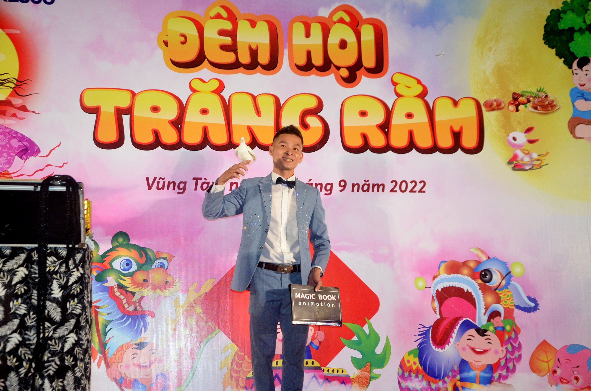 Ảo thuật gia Huỳnh Tú biểu diễn các tiết mục ảo thuật tại đêm hội.