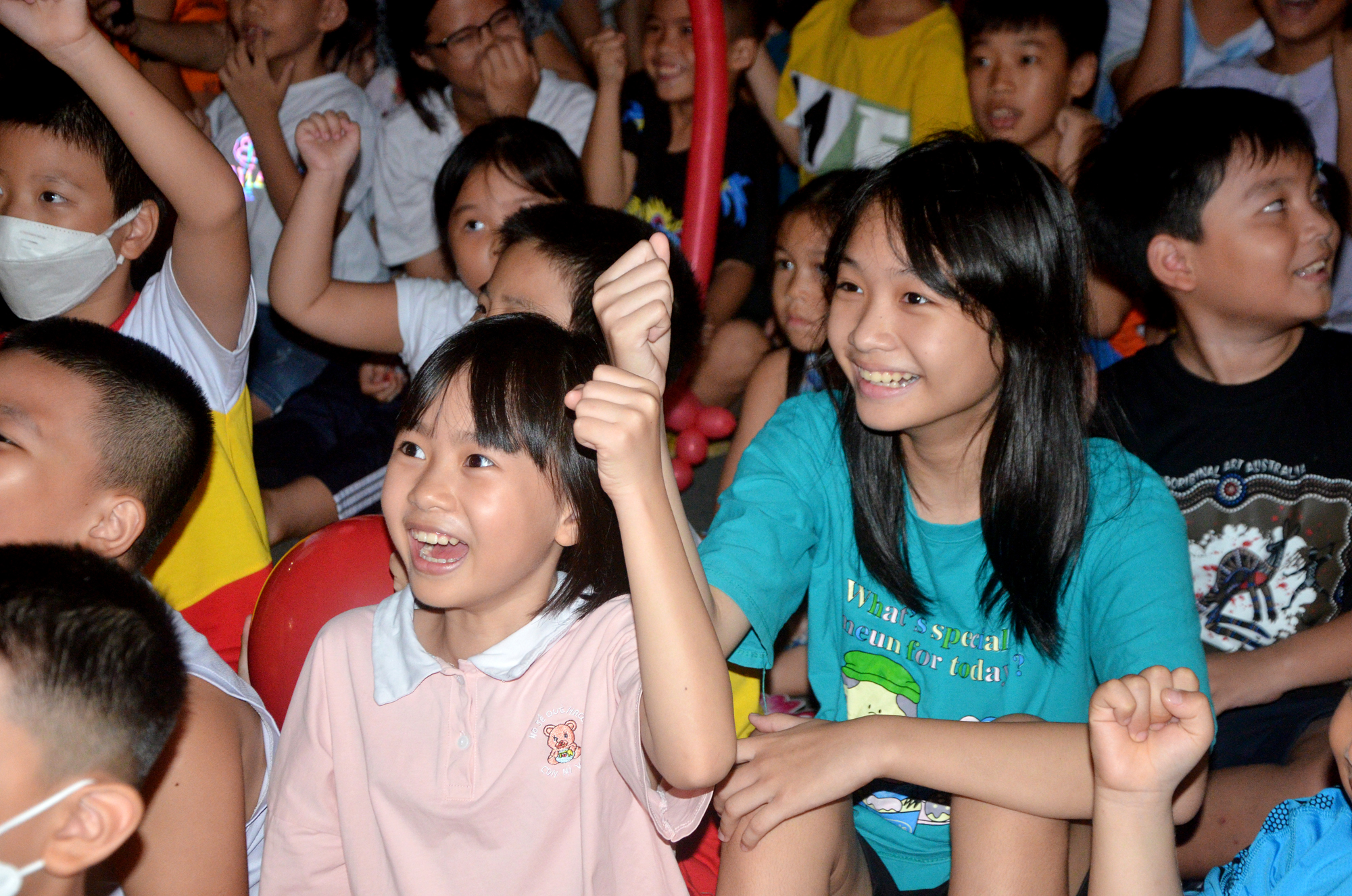 Nụ cười của các em thiếu nhi trong đêm hội trăng rằm.