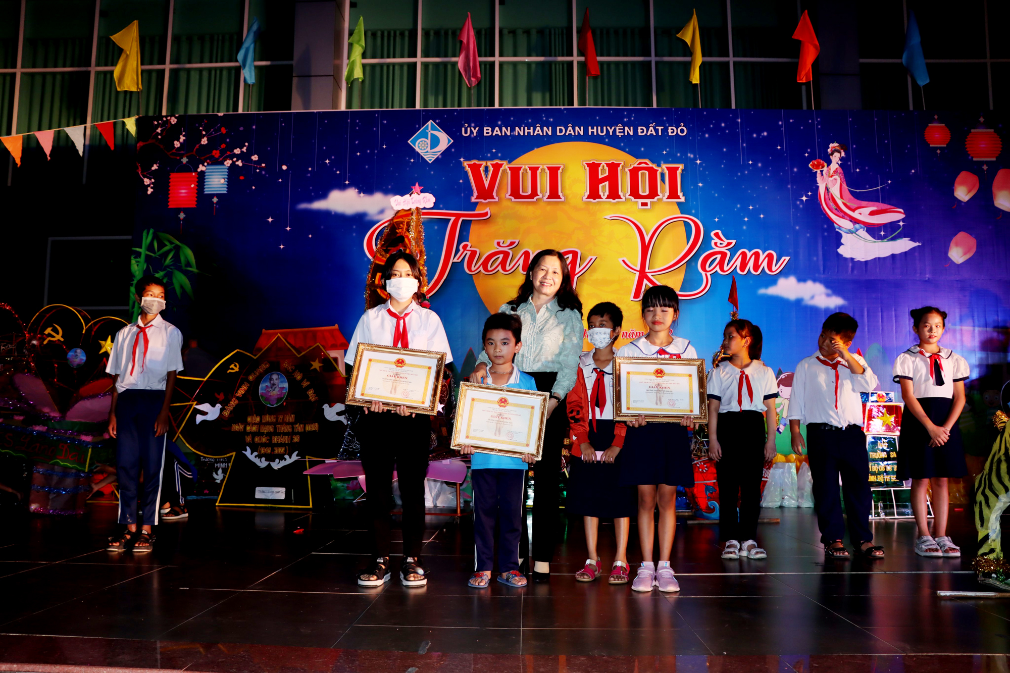 Bà Trần Thị Kim, Trưởng phòng LĐTBXH huyện Đất Đỏ tặng giấy khen cho các trường đạt giải cao hội thi làm lồng đèn.
