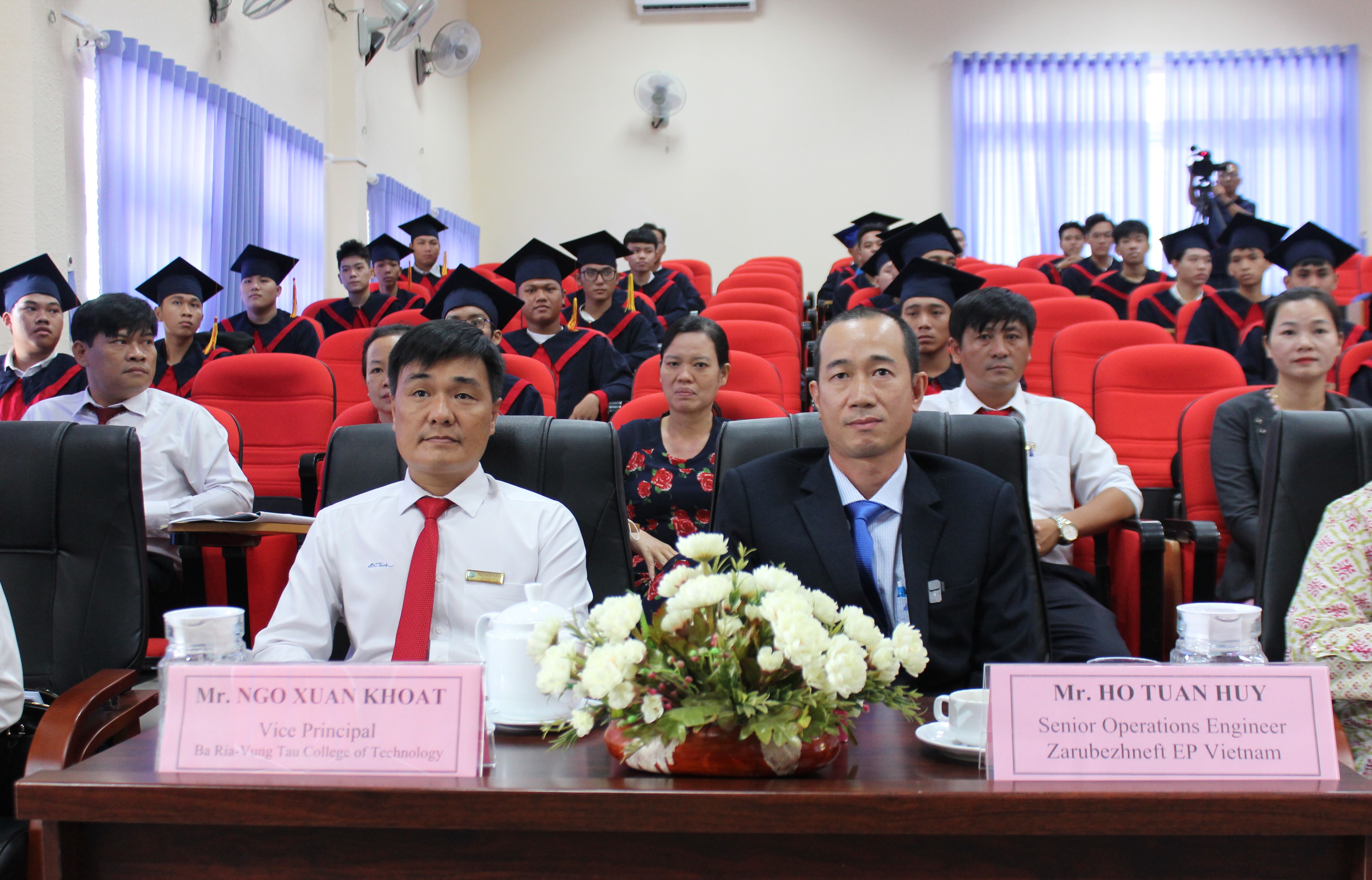 Dự lễ bế giảng có ông Ngô Xuân Khoát, Chủ tịch Hội đồng Trường Cao đẳng Kỹ thuật Công nghệ Bà Rịa-Vũng Tàu; ông Hồ Tấn Huy, Ông Hồ Tấn Huy, Đại diện Công ty Zarubezhneft EP Vietnam.