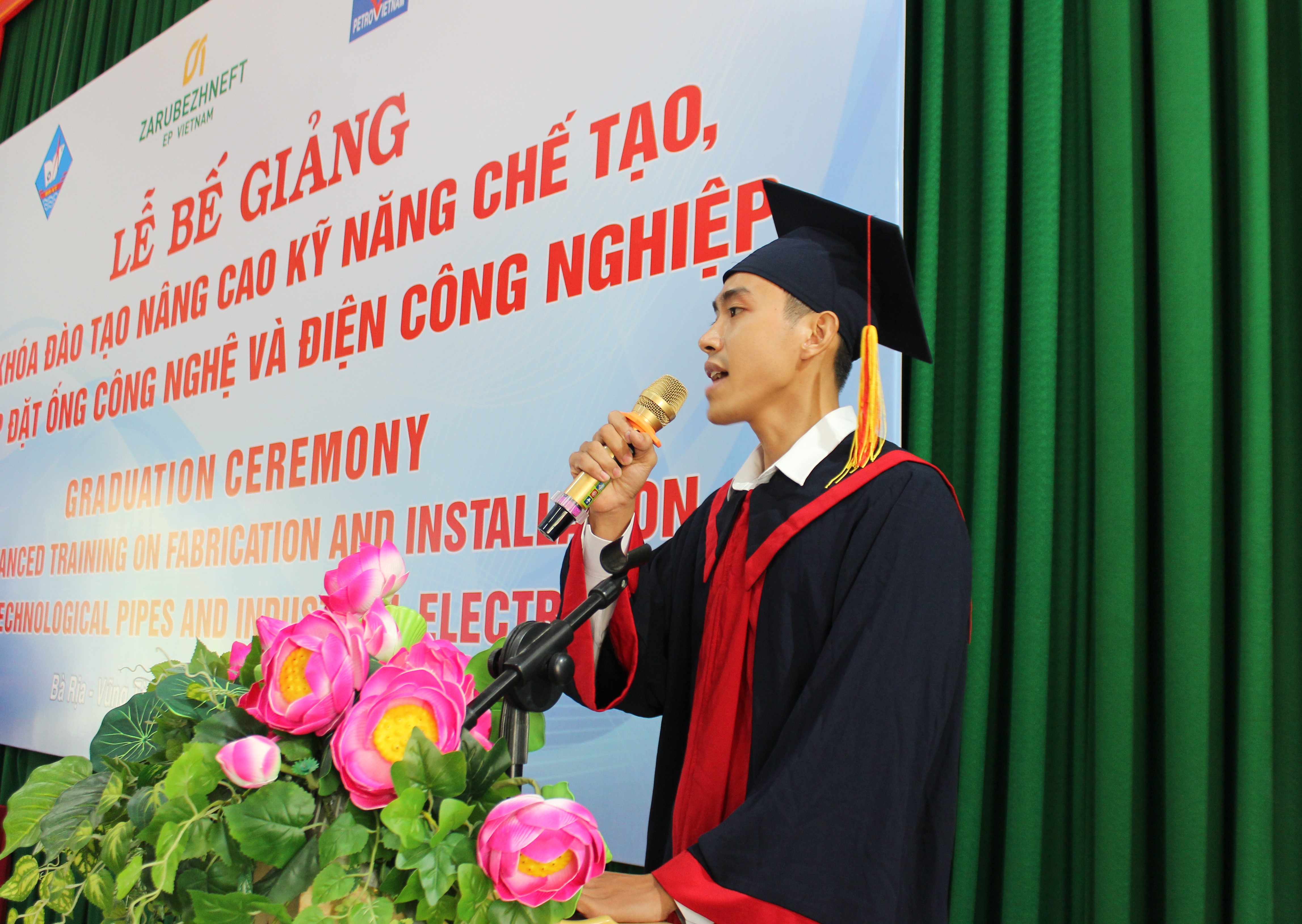 Em Lê Minh Trí, học viên lớp Điện công nghiệp nâng cao phát biểu tại lễ bế giảng.