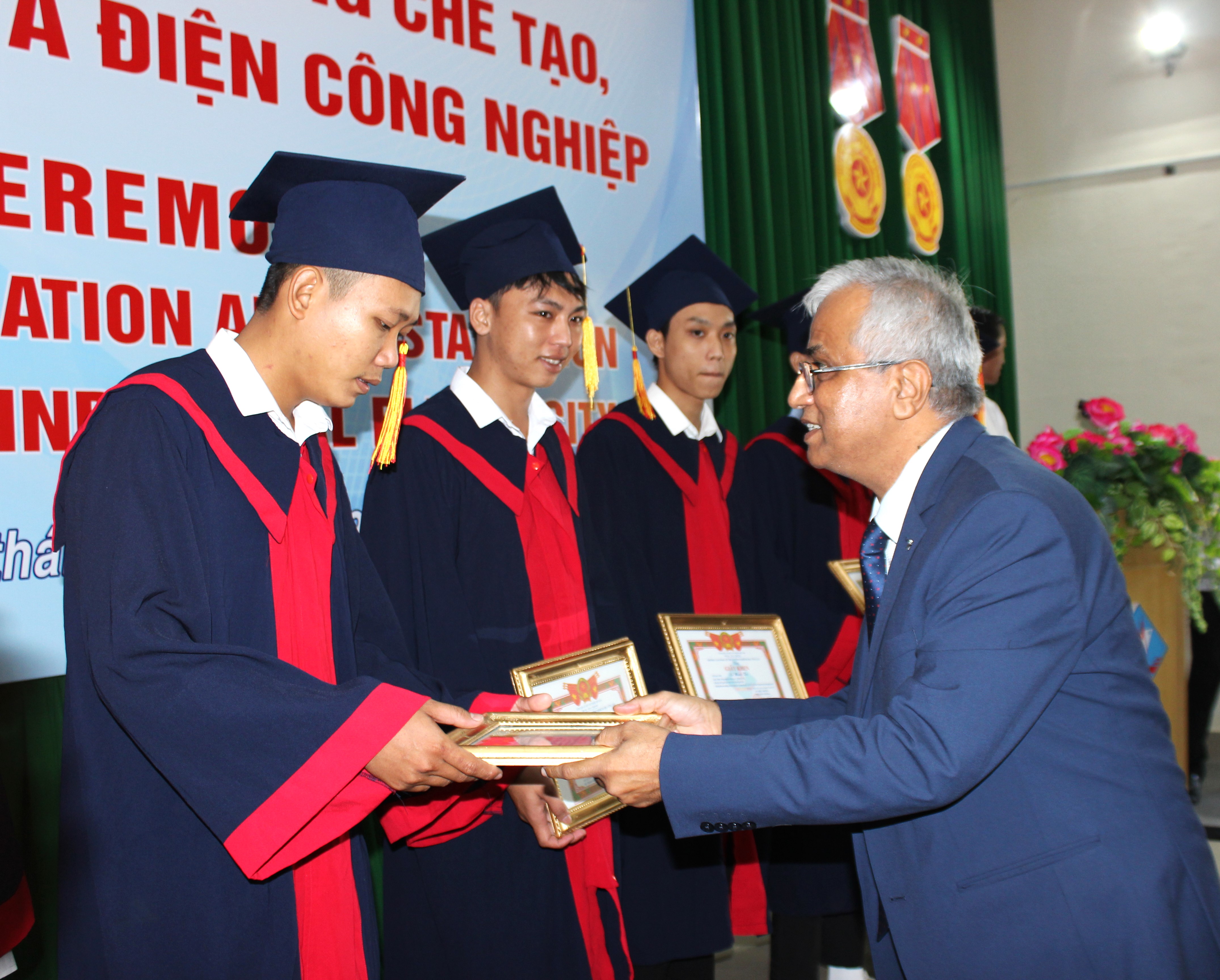 Ông Sudhansu Kumar Biswal, Giám đốc quốc gia Công ty Dầu khí Ấn Độ ONGC Videsh trao Giấy khen cho học viên có thành tích học tập xuất sắc trong toàn khóa học.
