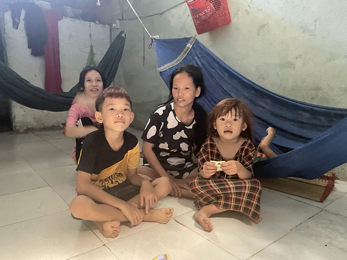 Chị Nguyễn Thị Diễm Thúy (33 tuổi, quê Hậu Giang, trọ ở hẻm 67 Phước Thắng, TP. Vũng Tàu) có 4 con chưa được đến trường.
