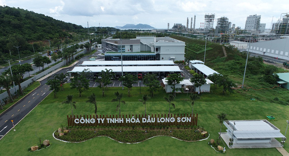 Toàn cảnh khu điều hành Công ty TNHH Hóa dầu Long Sơn.