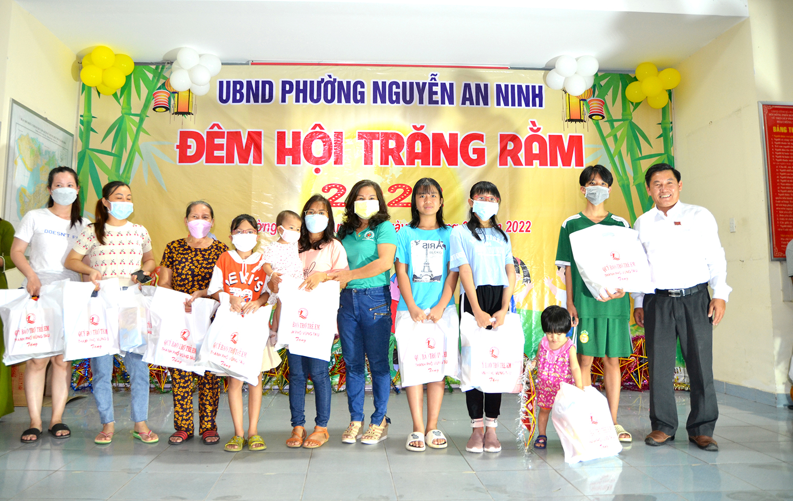 Lãnh đạo UBND phường Nguyễn An Ninh, TP. Vũng Tàu tặng quà Trung thu cho trẻ em nghèo.