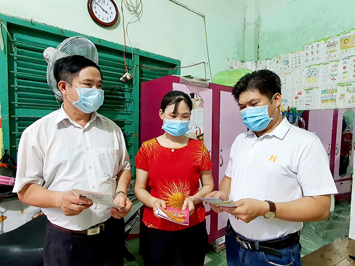 Đại diện một khu phố ở phường Rạch Dừa (TP. Vũng Tàu) thăm hỏi, động viên công nhân ở trọ trên địa bàn.