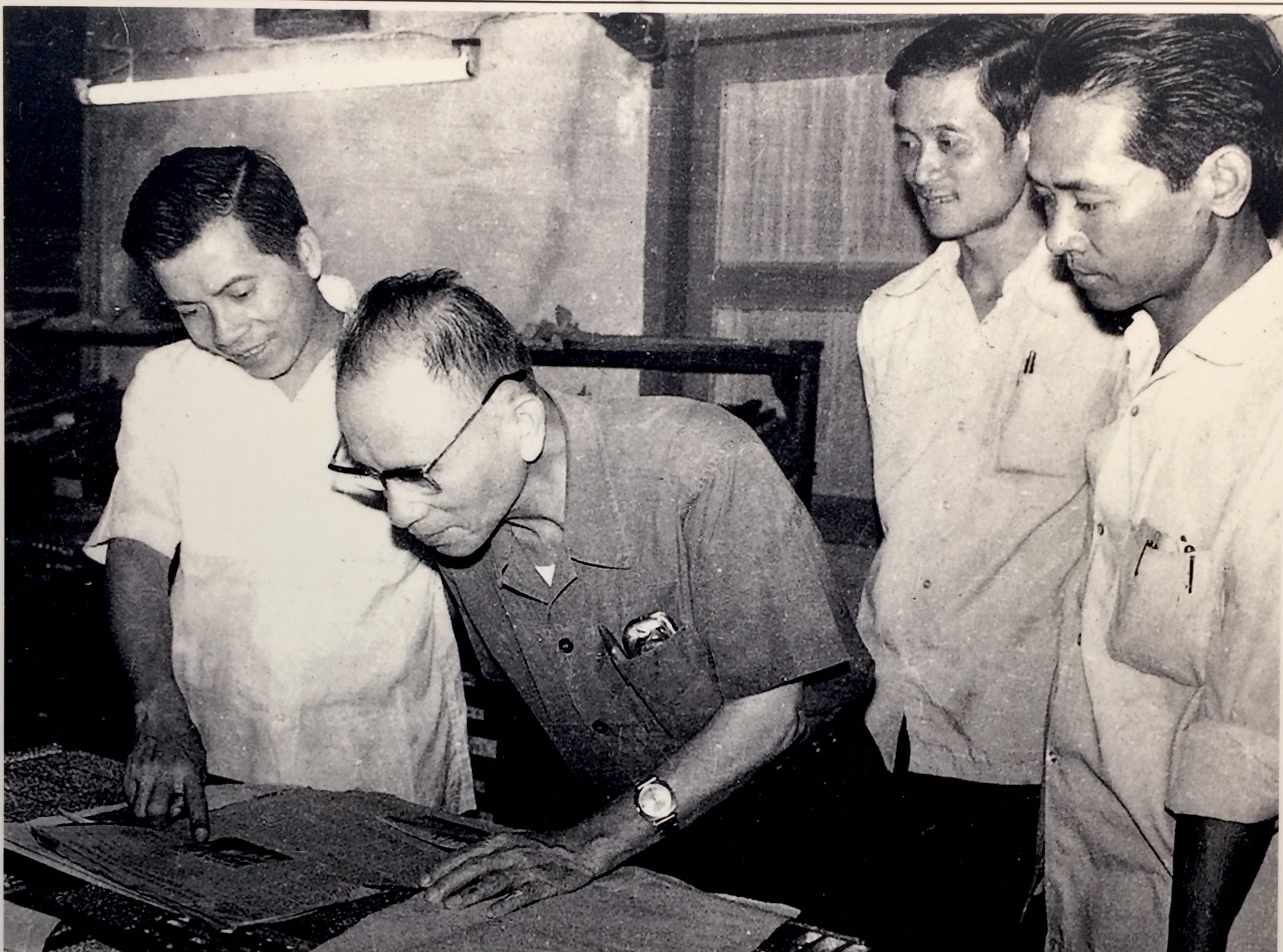 Các đồng chí lãnh đạo Đặc khu ủy kiểm tra bản đúc chữ chì của Báo Vũng Tàu - Côn Đảo số đầu tiên, ra ngày 10/9/1980.