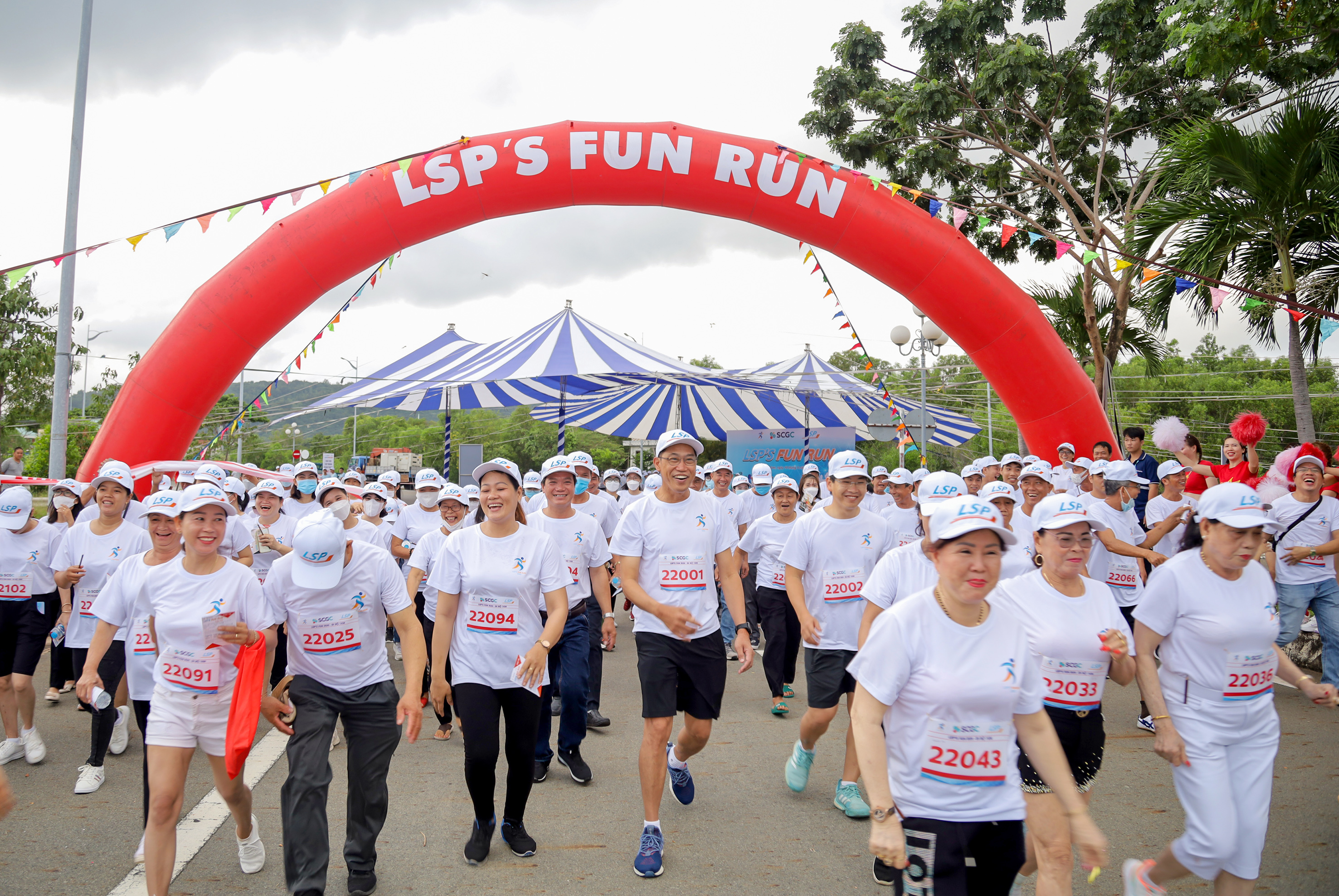 Các VĐV xuất phát đi bộ 1.000 mét tại Cuộc thi “LSP’s Fun Run”.