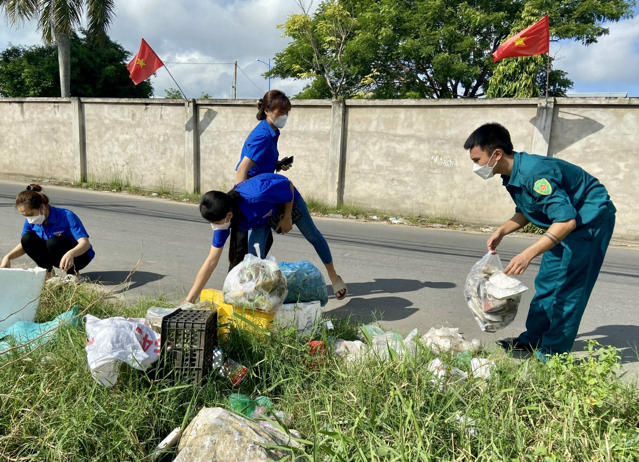 Lực lượng đoàn viên thanh niên và quân sự của phường 10 (TP.Vũng Tàu) dọn dẹp vệ sinh môi trường.