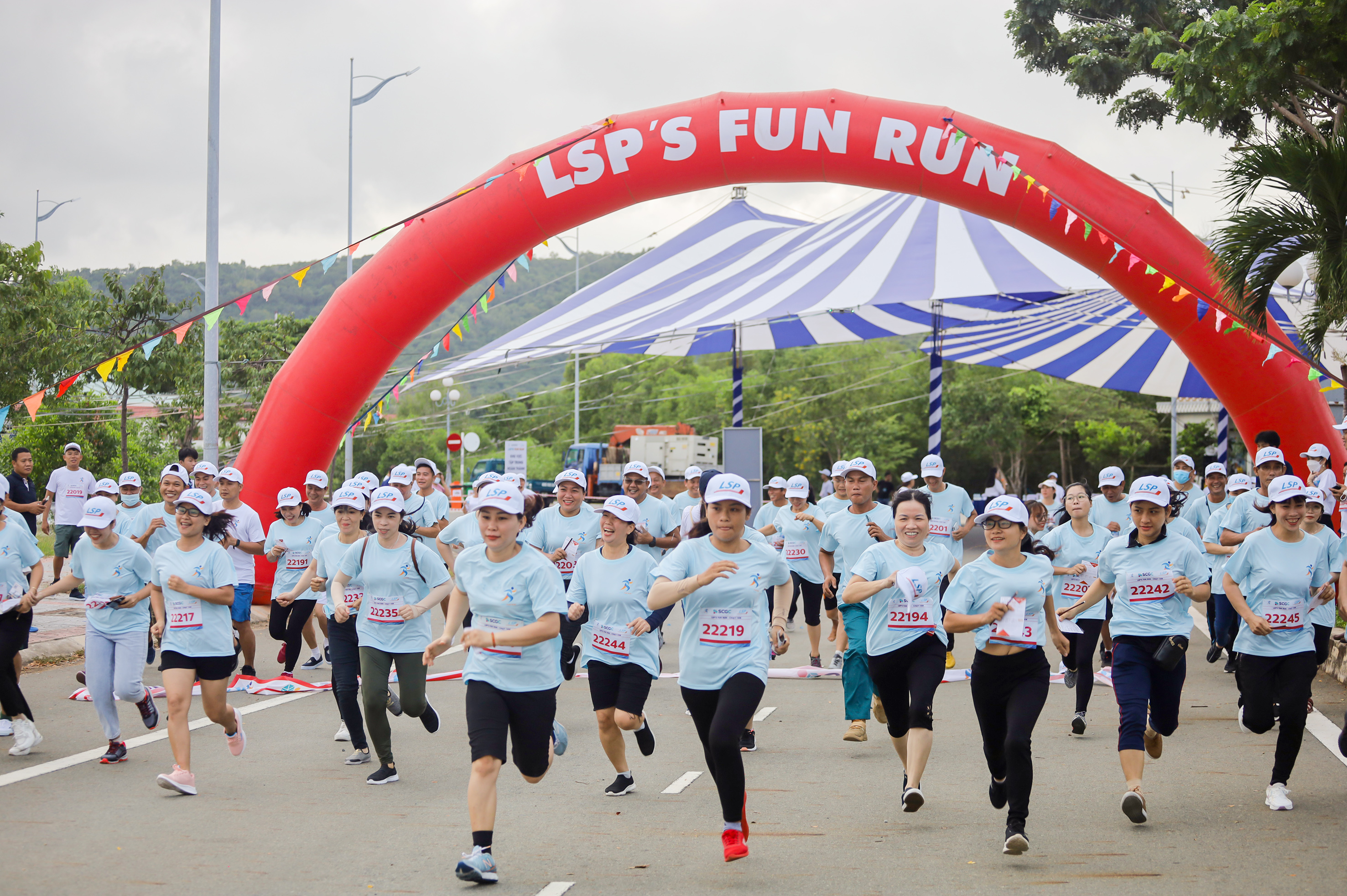 VĐV xuất phát chạy 1.000 mét tại Cuộc thi “LSP’s Fun Run”.