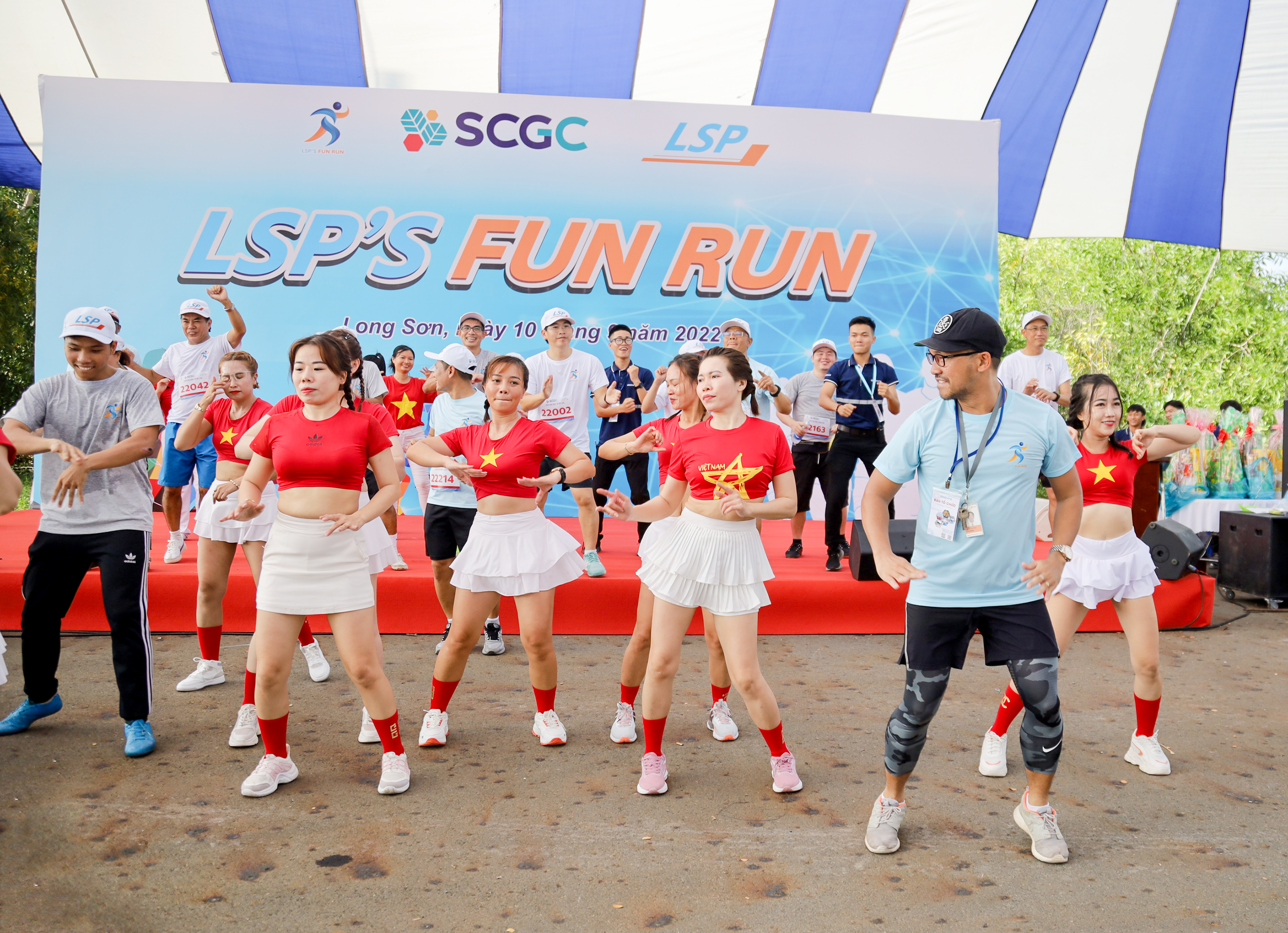 Các VĐV, đại biểu tham dự chương trình tham gia nhảy aerobic sôi động.