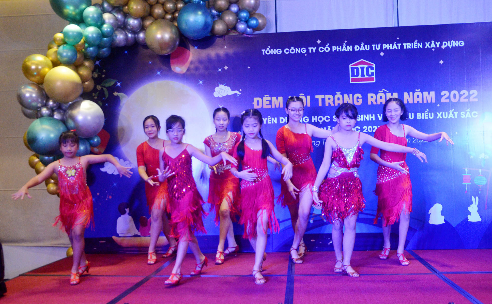 Tiết mục nhảy Chachacha của các em thiếu nhi tại Đêm hội Trăng rằm.