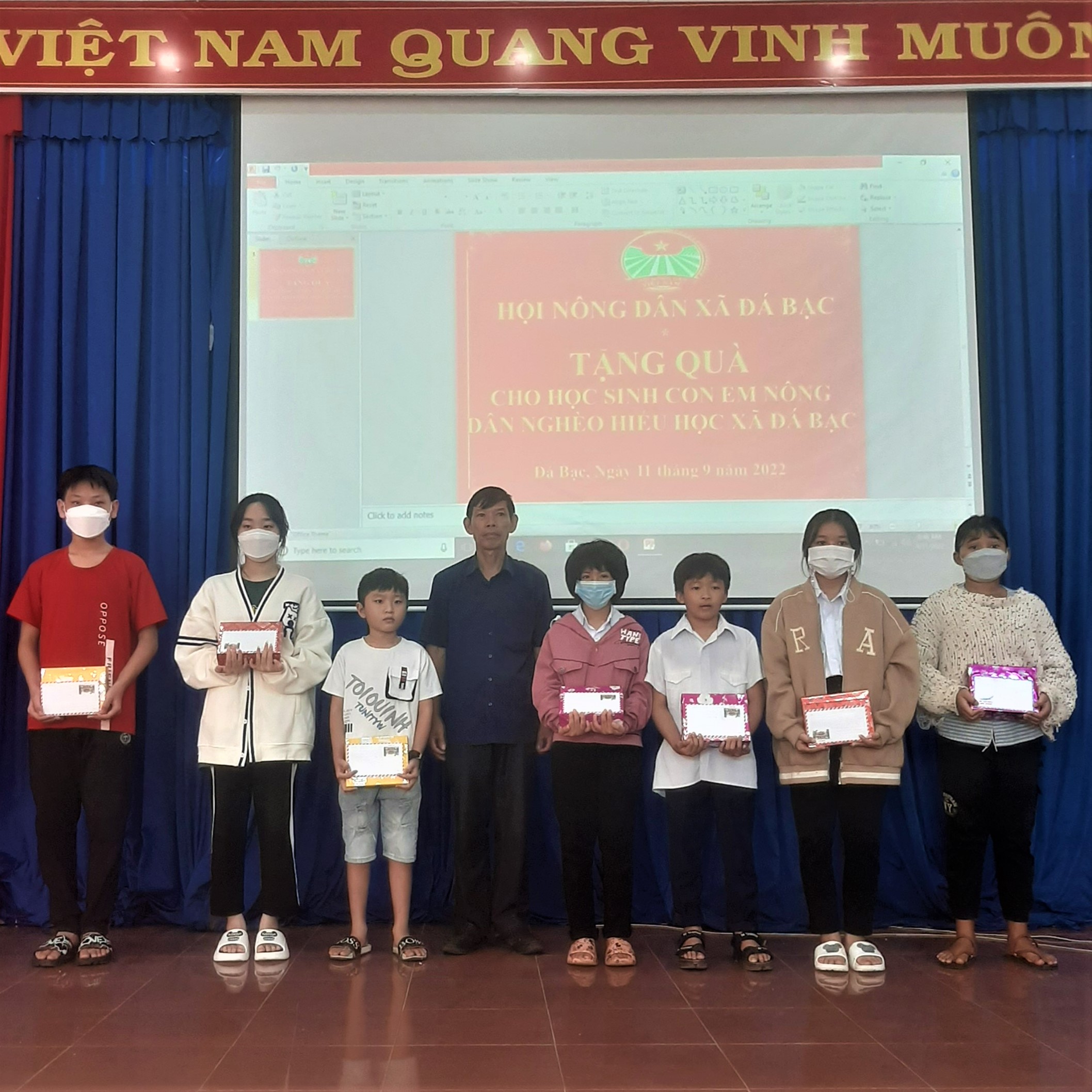 Hội Nông dân xã Đá Bạc trao quà cho HS nghèo vượt khó trên địa bàn xã.