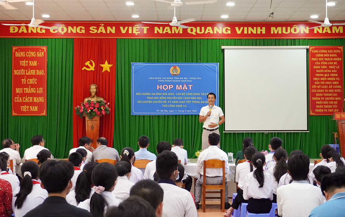 , ông Bùi Tiến Hưng, Giám đốc Đào tạo Công ty Thiên Niên Kỷ (TP. Hồ Chí Minh) nói chuyện chuyên đề về giao tiếp gia đình tại buổi họp mặt.