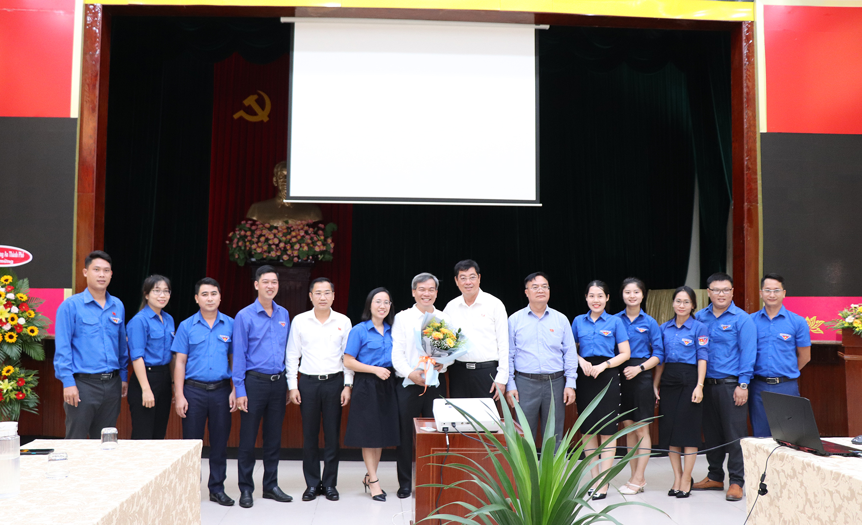 Các ông: Trần Đình Khoa, Ủy viên Ban Thường vụ Tỉnh ủy, Bí thư Thành ủy Vũng Tàu; Hoàng Vũ Thảnh, Chủ tịch UBND TP.Vũng Tàu chụp ảnh lưu niệm với các đoàn viên thanh niên tại chương trình tọa đàm.