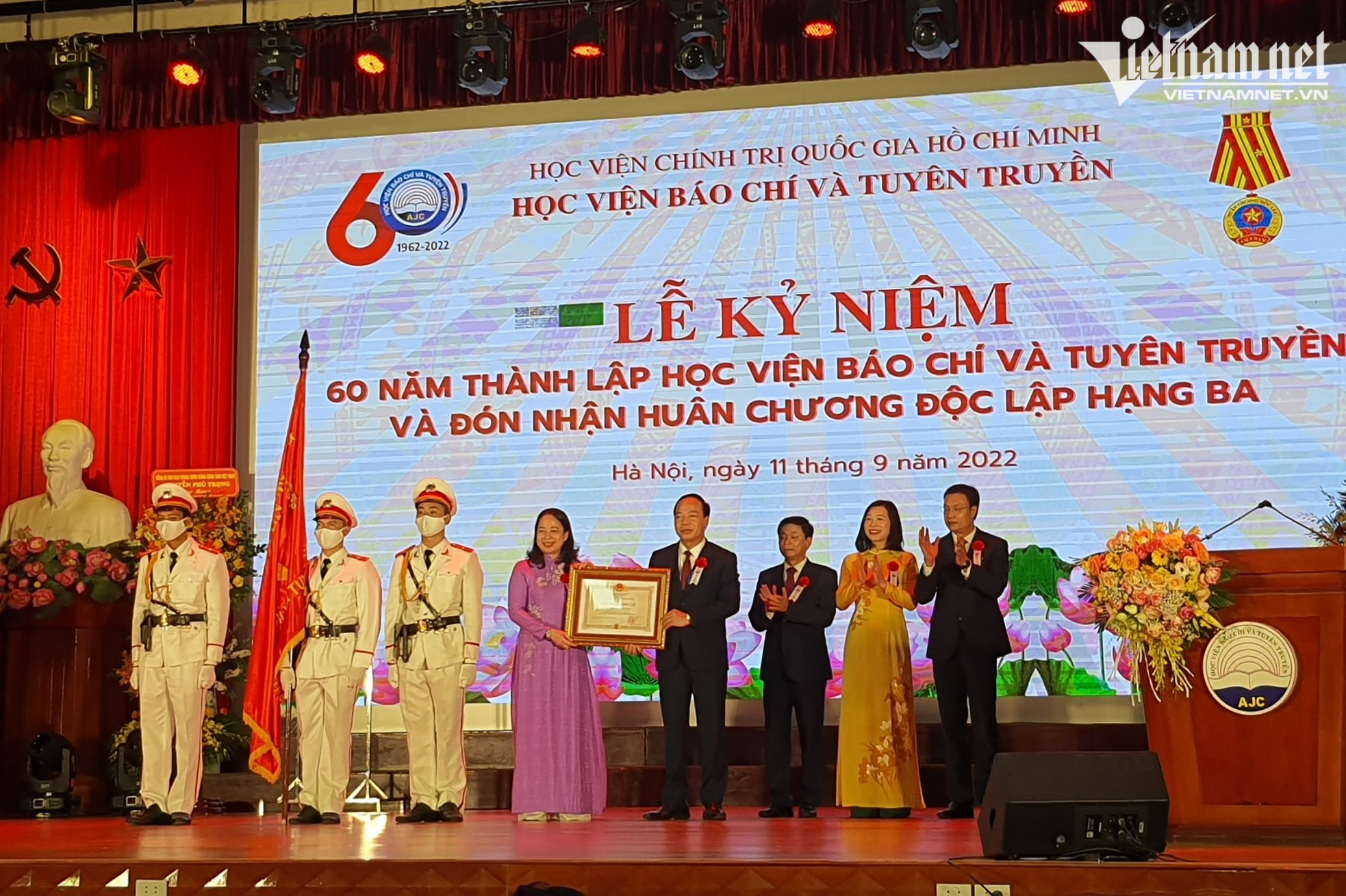 Phó Chủ tịch nước Võ Thị Ánh Xuân trao tặng Huân chương Độc lập hạng Ba cho Học viện Báo chí và Tuyên truyền.