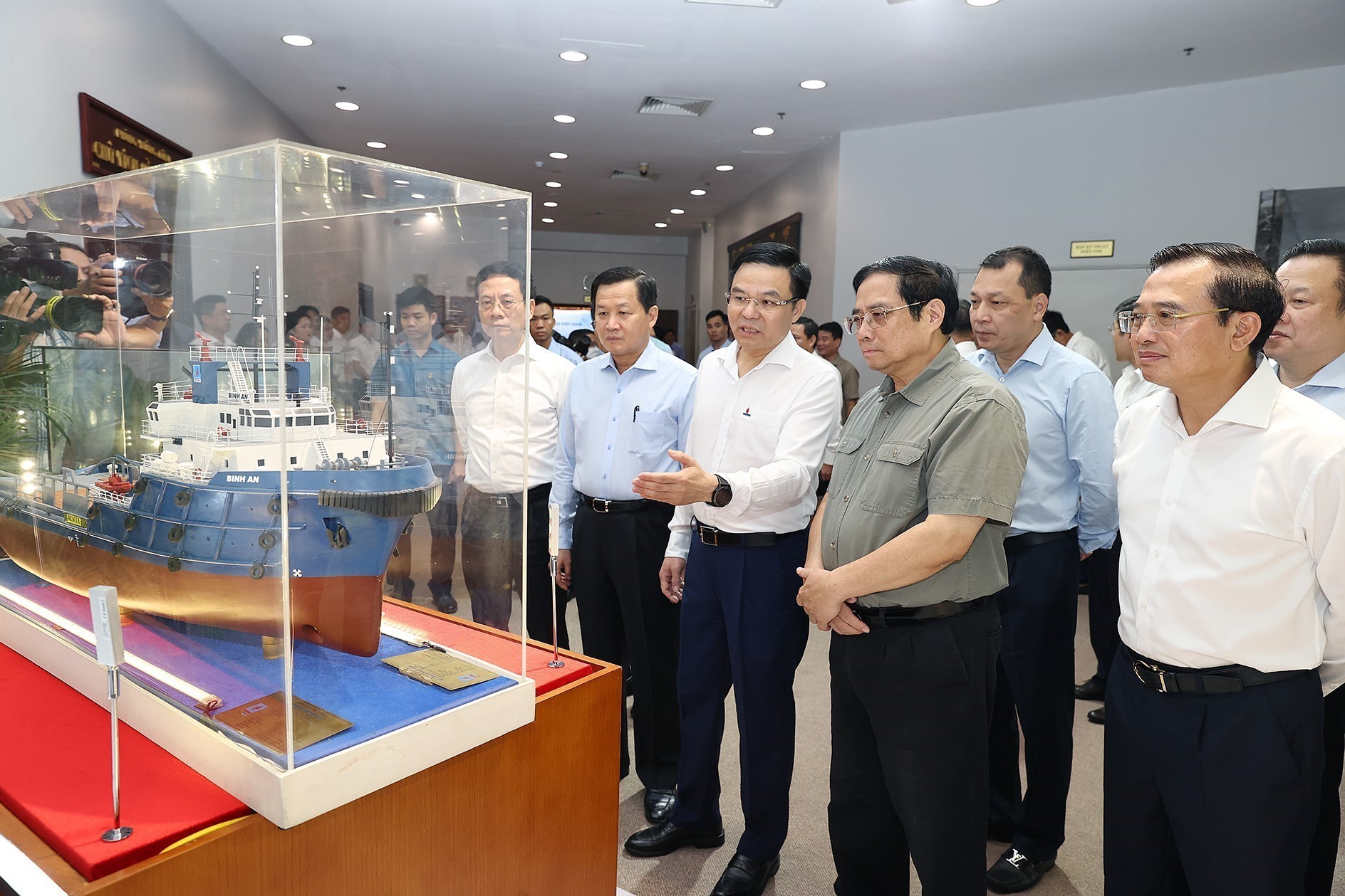 Thủ tướng Phạm Minh Chính tham quan mô hình khai thác dầu khí.  Ảnh: DƯƠNG GIANG