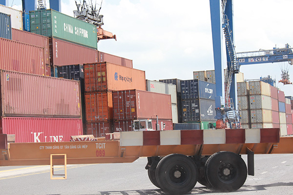 Có thời điểm tại các cảng trong tỉnh có tới hơn 10 ngàn container phế liệu tồn đọng. Tuy nhiên, tại thời điểm này đã được giải phóng gần hết. Trong ảnh: Bãi chứa container cảng TCIT.
