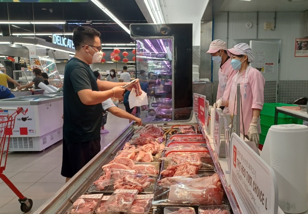 Theo hướng dẫn của Sở Y tế, nhân viên phục vụ, người lao động khi tiếp xúc với khách hàng ở các siêu thị phải đeo khẩu trang. Trong ảnh: Nhân viên phục vụ và khách hàng đến Siêu thị Lotte Vũng Tàu thực hiện nghiêm việc đeo khẩu trang. Ảnh: VÂN ANH