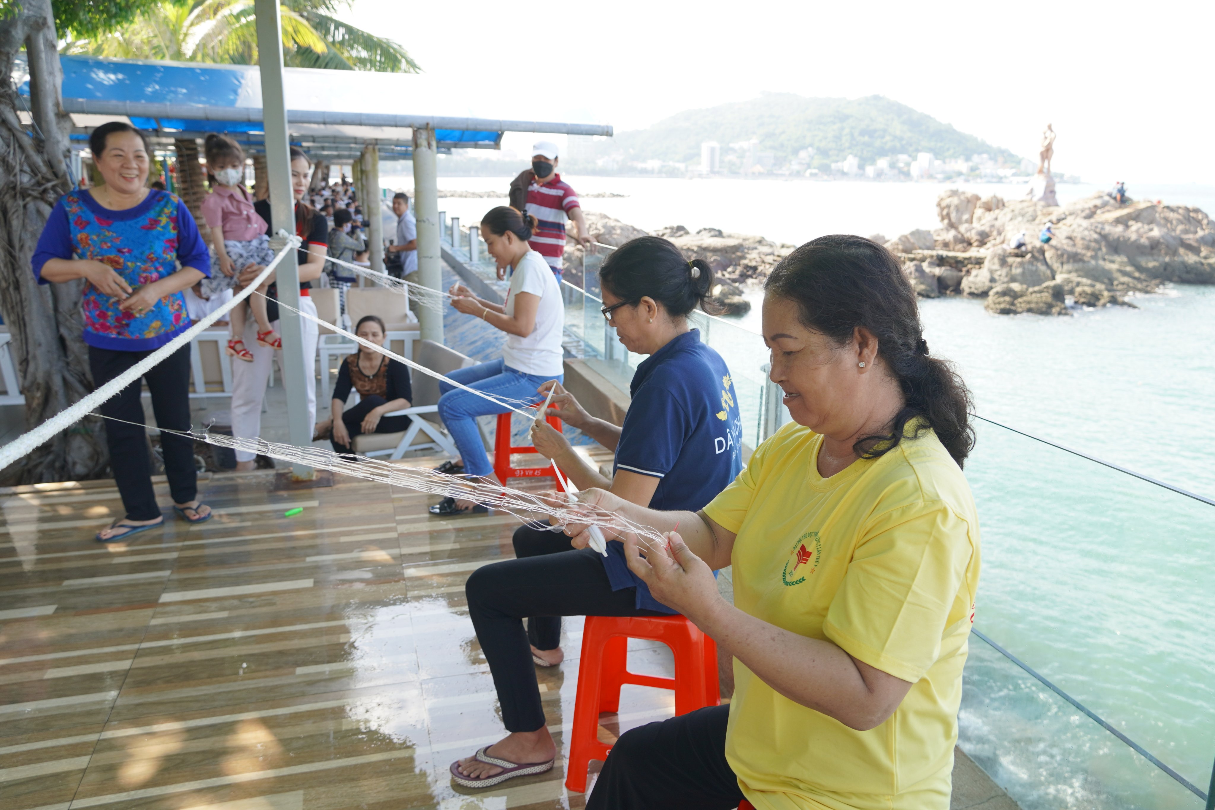 Hội thi đan lưới là nét đẹp truyền thống trong phần Hội.