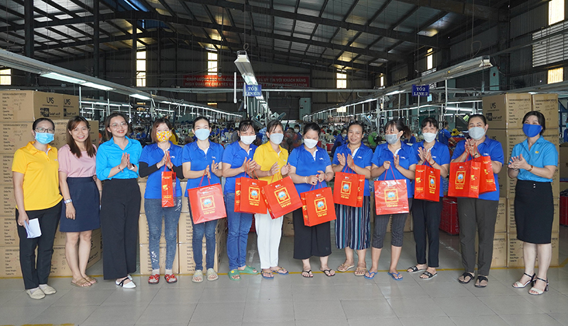CĐ Các KCN tỉnh tặng quà Trung thu cho NLĐ khó khăn.