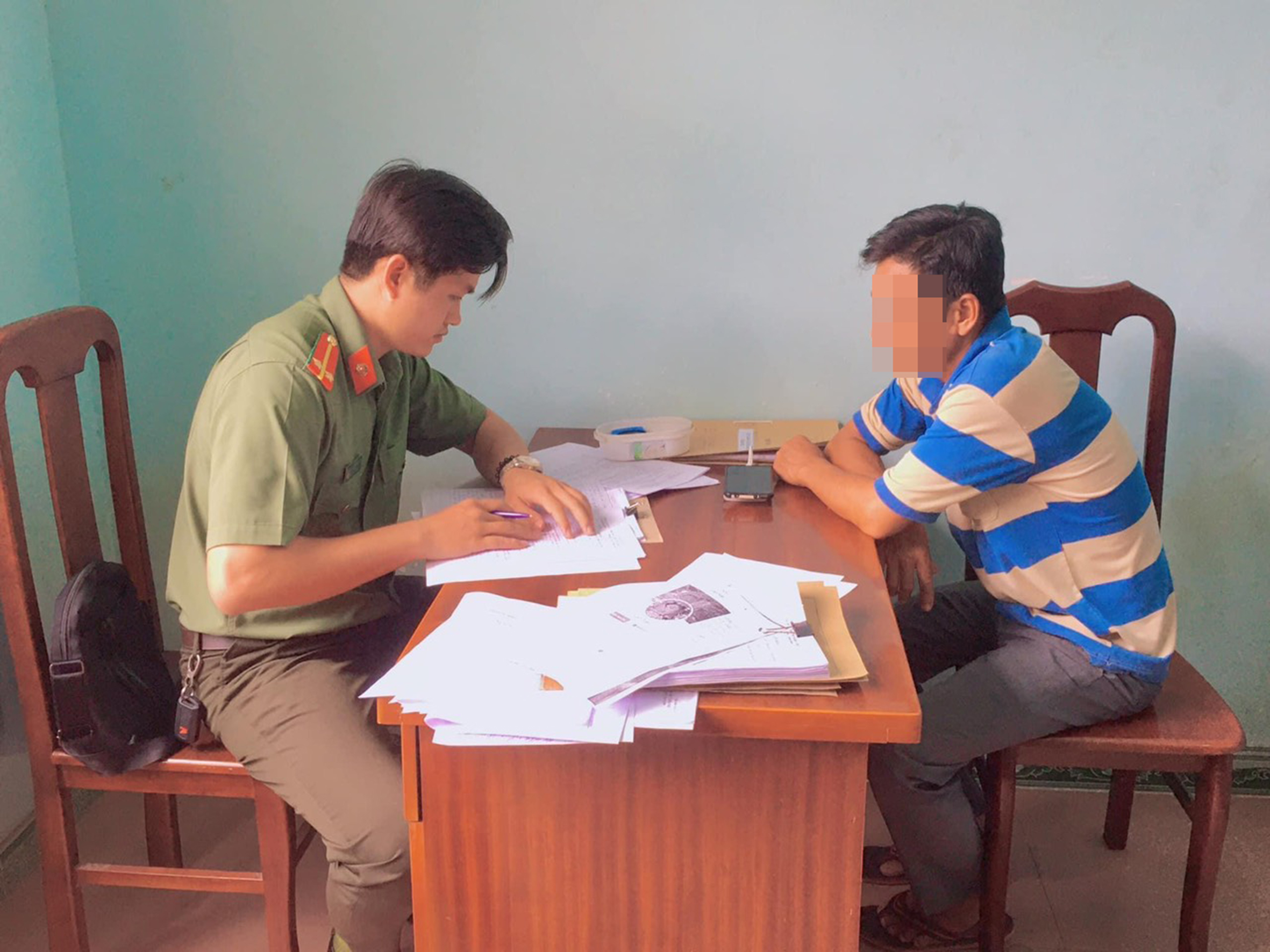 Cơ quan Công an huyện Long Điền làm việc với anh T.