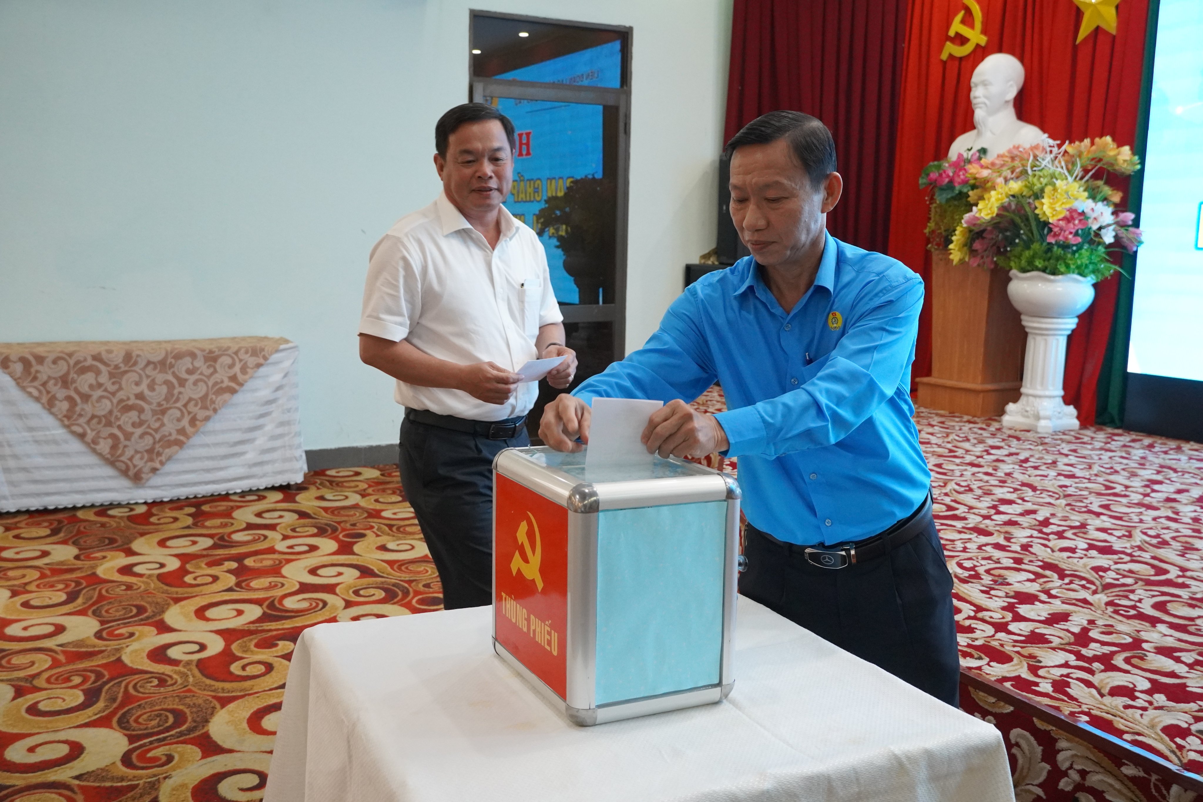 Các đại biểu bỏ phiếu bầu tại hội nghị.