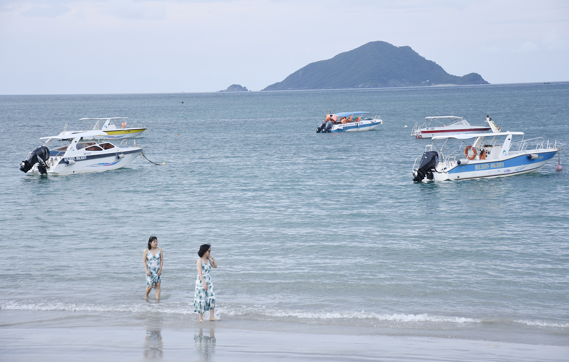 Du khách tham quan biển Côn Đảo. Ảnh: MỸ LƯƠNG